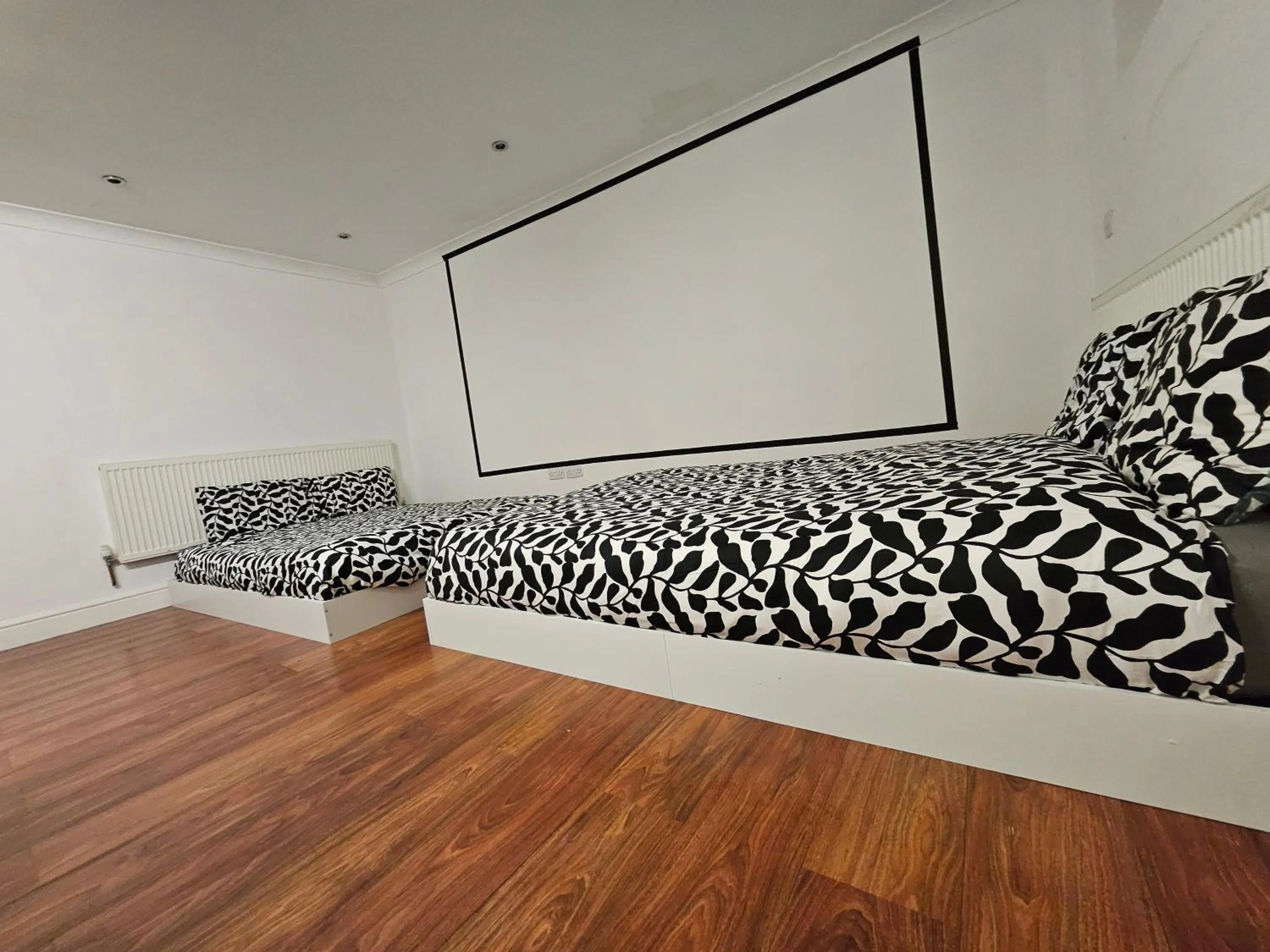 Bedroom in SnoozeDen Westmead - Windsor Castle & Legoland