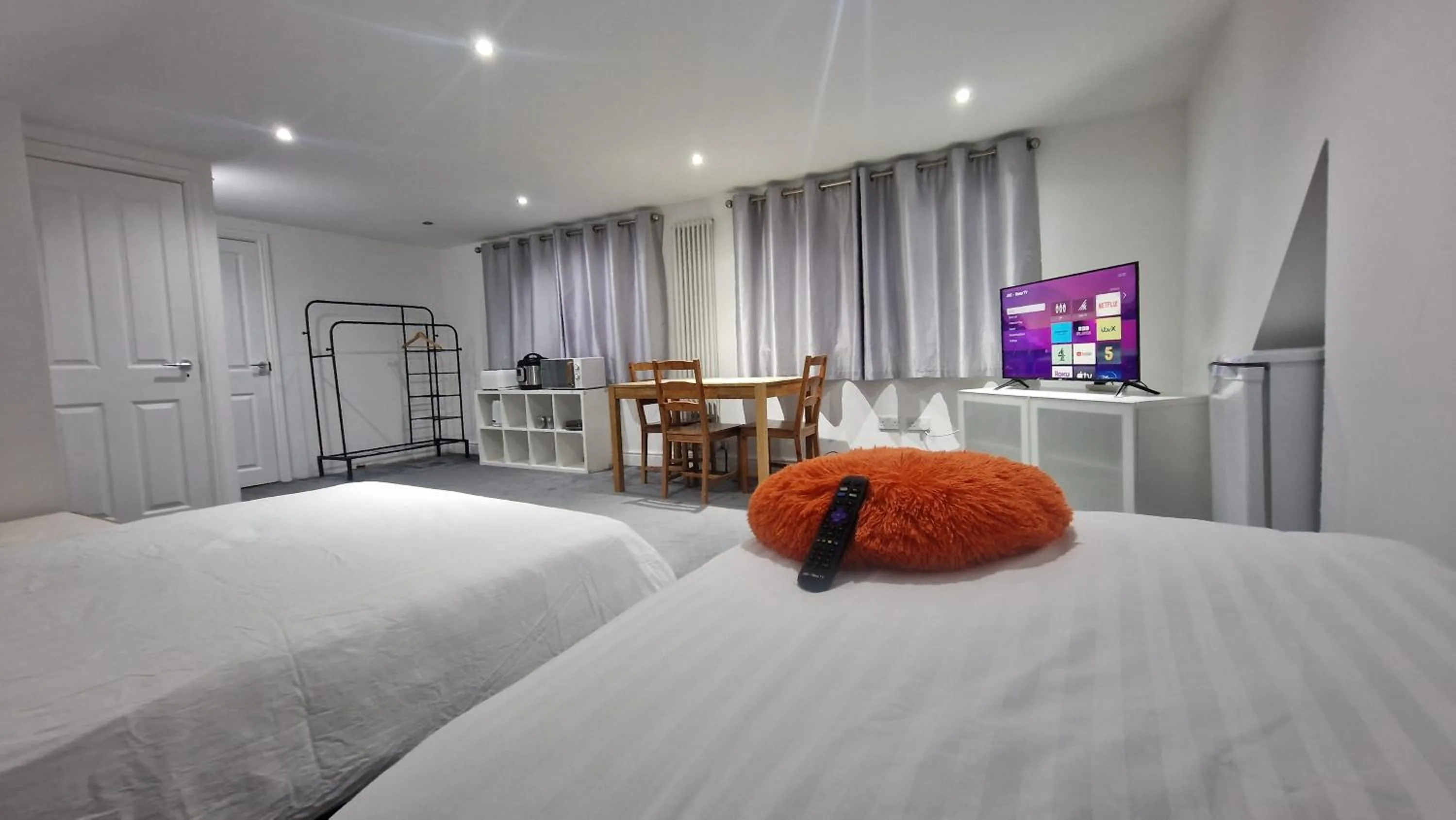 Bedroom, Bed in SnoozeDen Westmead - Windsor Castle & Legoland