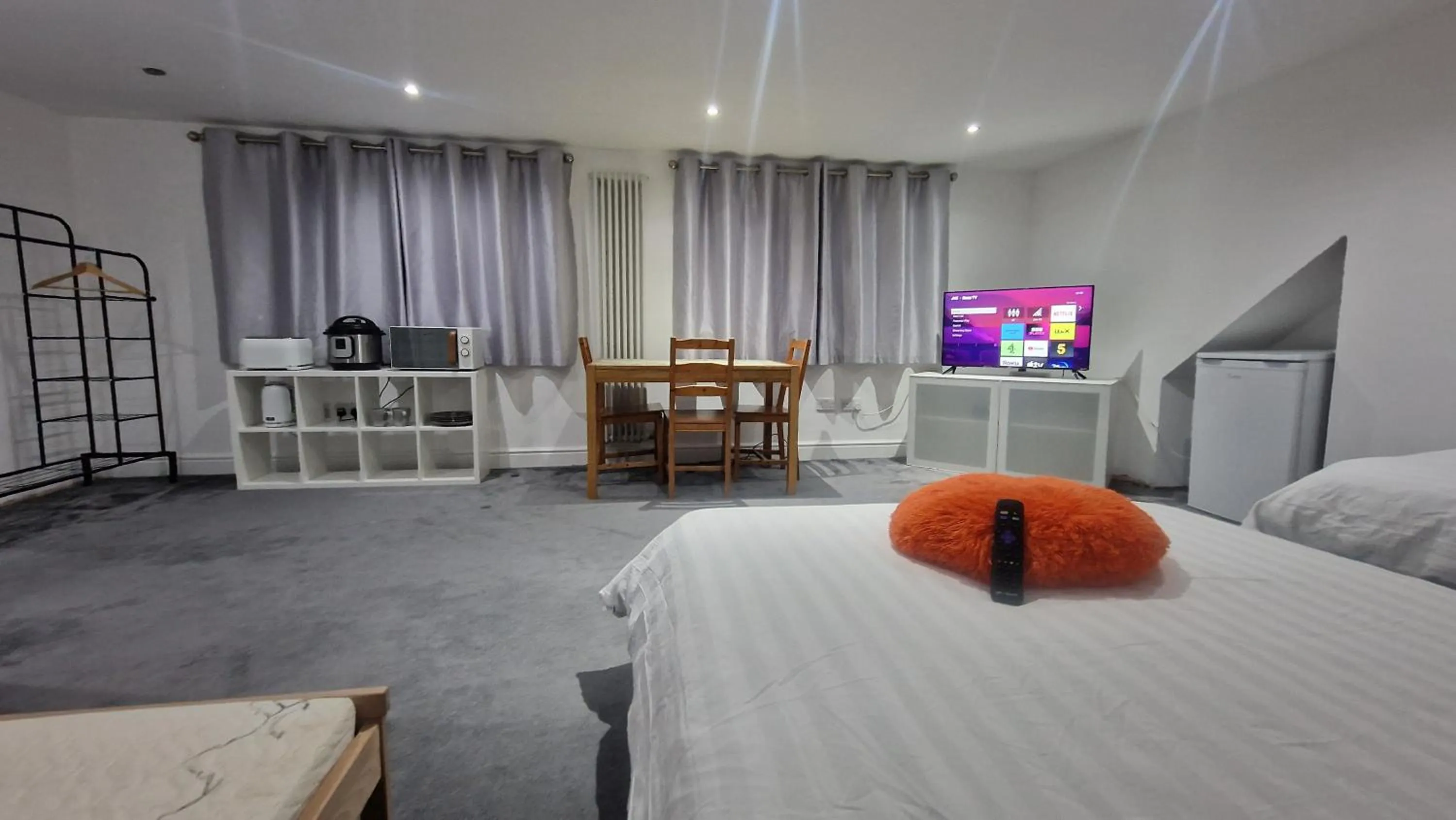 Bedroom, Bed in SnoozeDen Westmead - Windsor Castle & Legoland