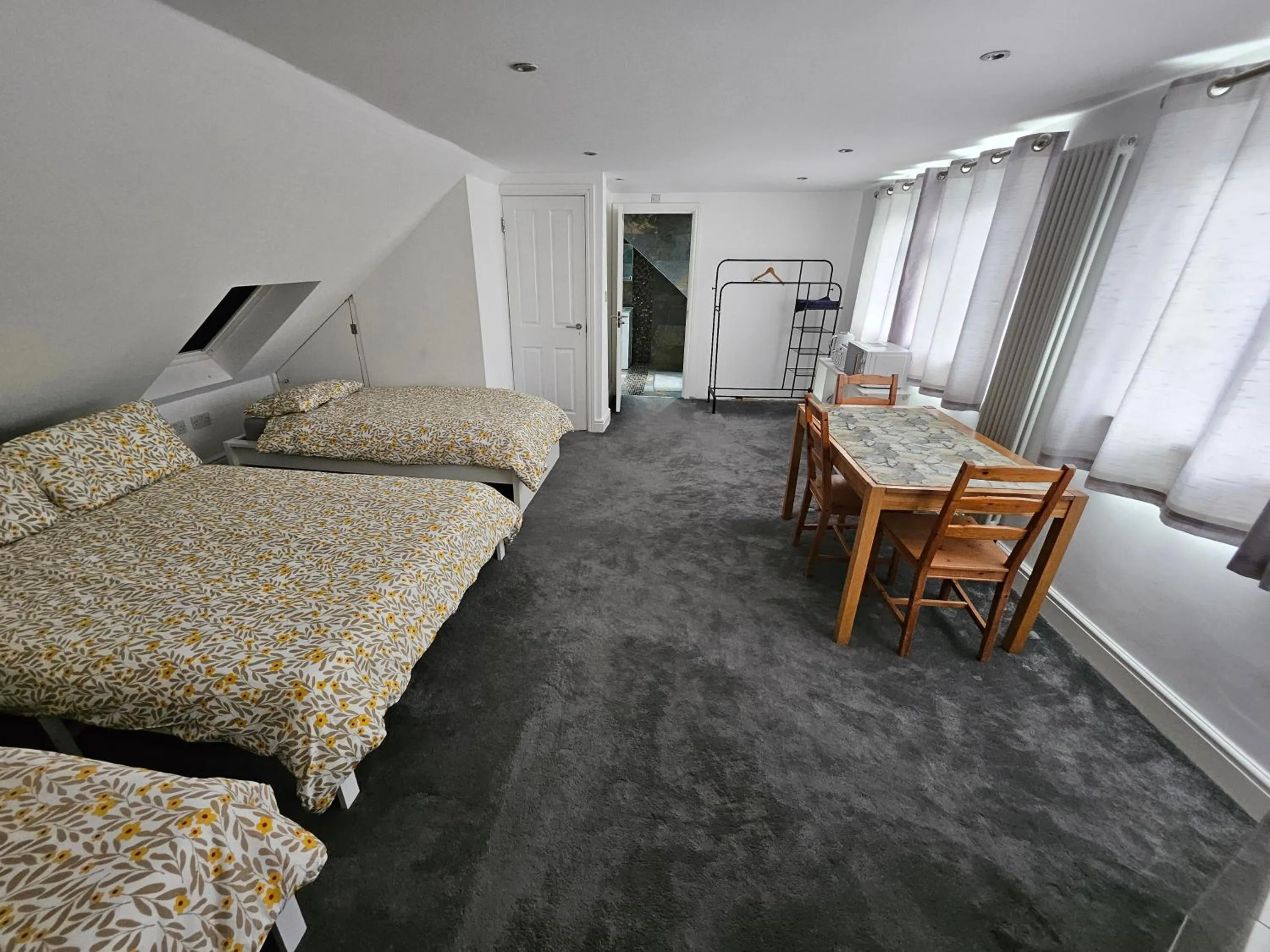 Bed in SnoozeDen Westmead - Windsor Castle & Legoland