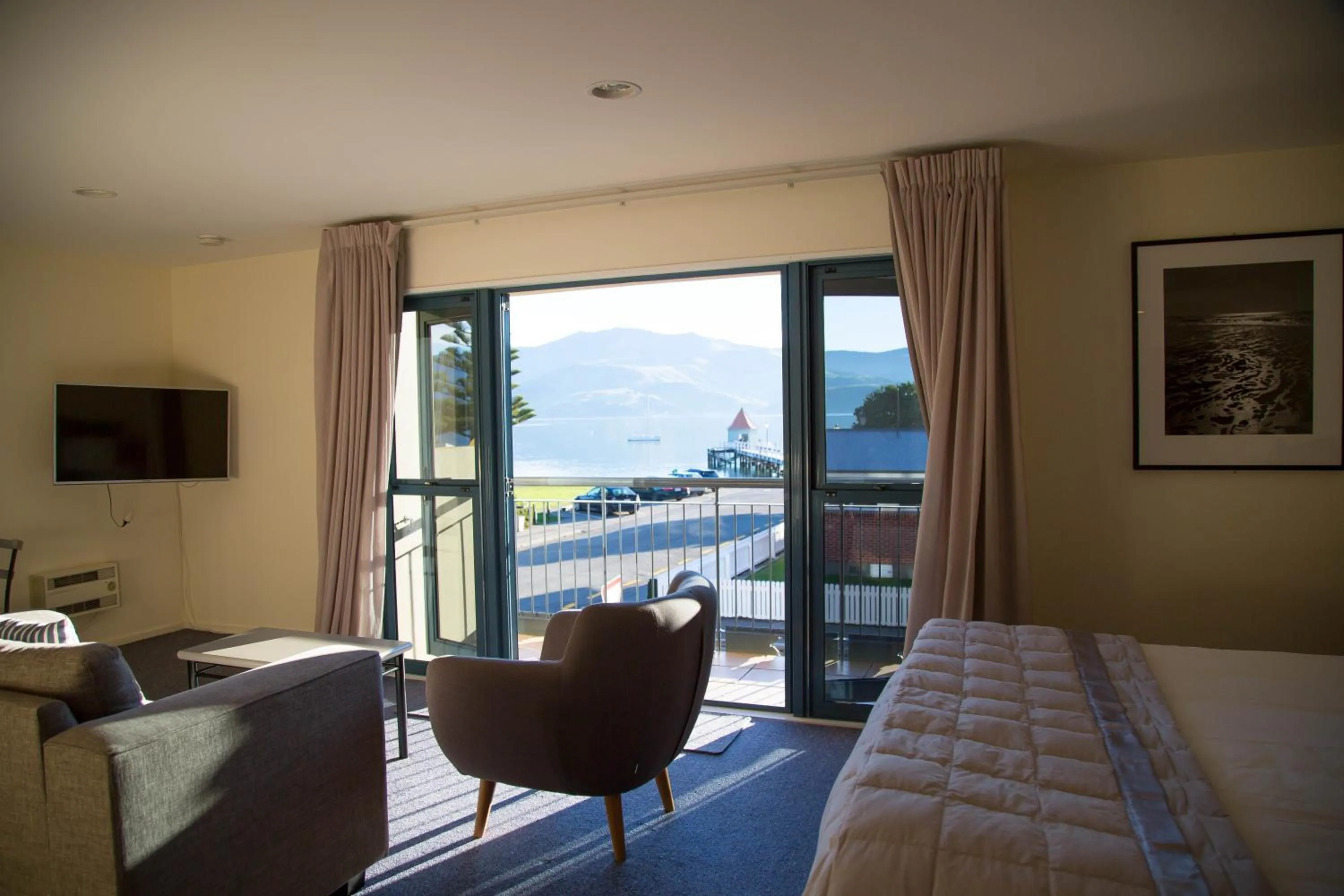 Sea view, Bed in Akaroa Criterion Motel