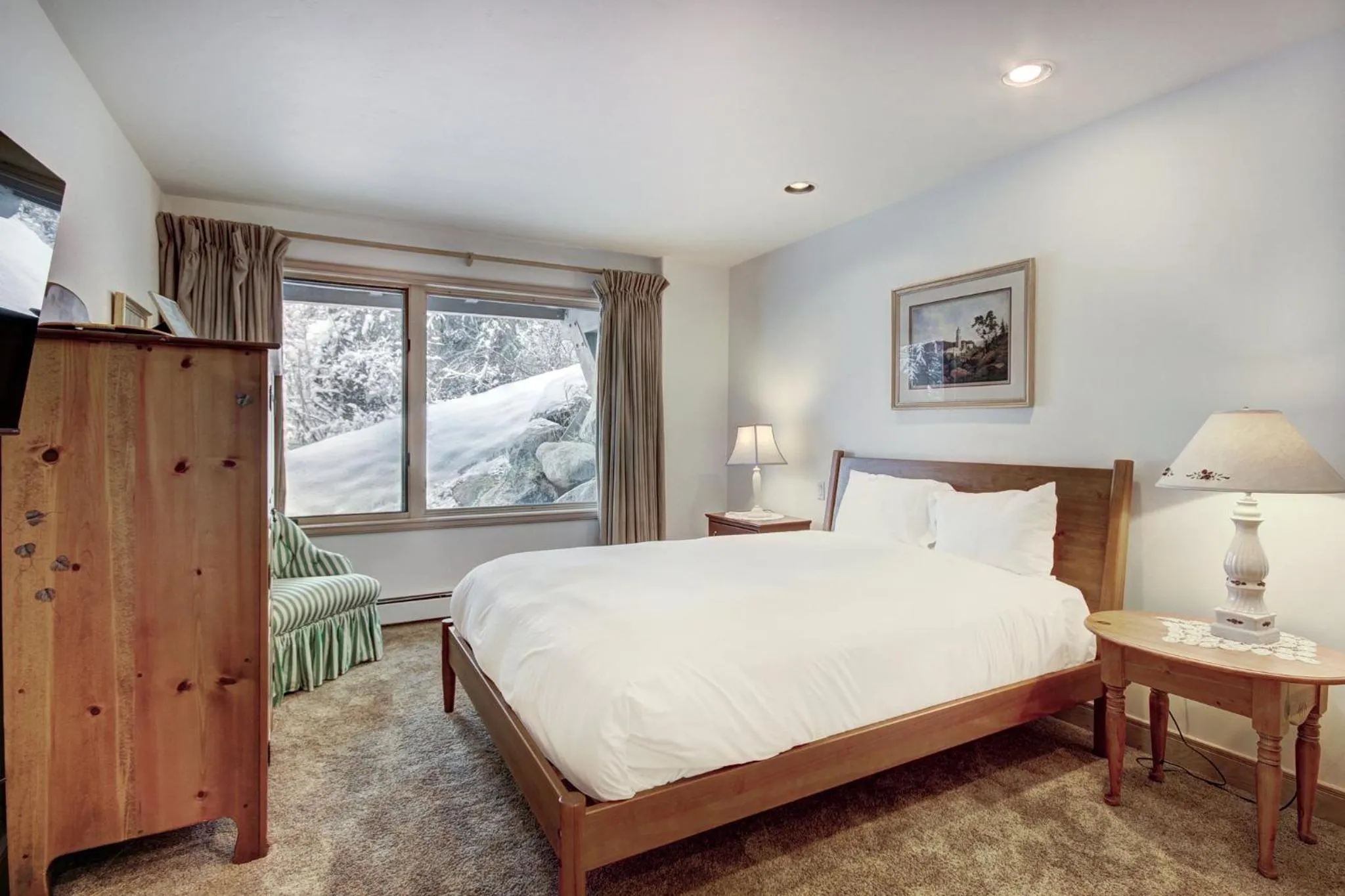 Photo of the whole room, Bed in The Pines Lodge, a RockResort, by Vail Resorts