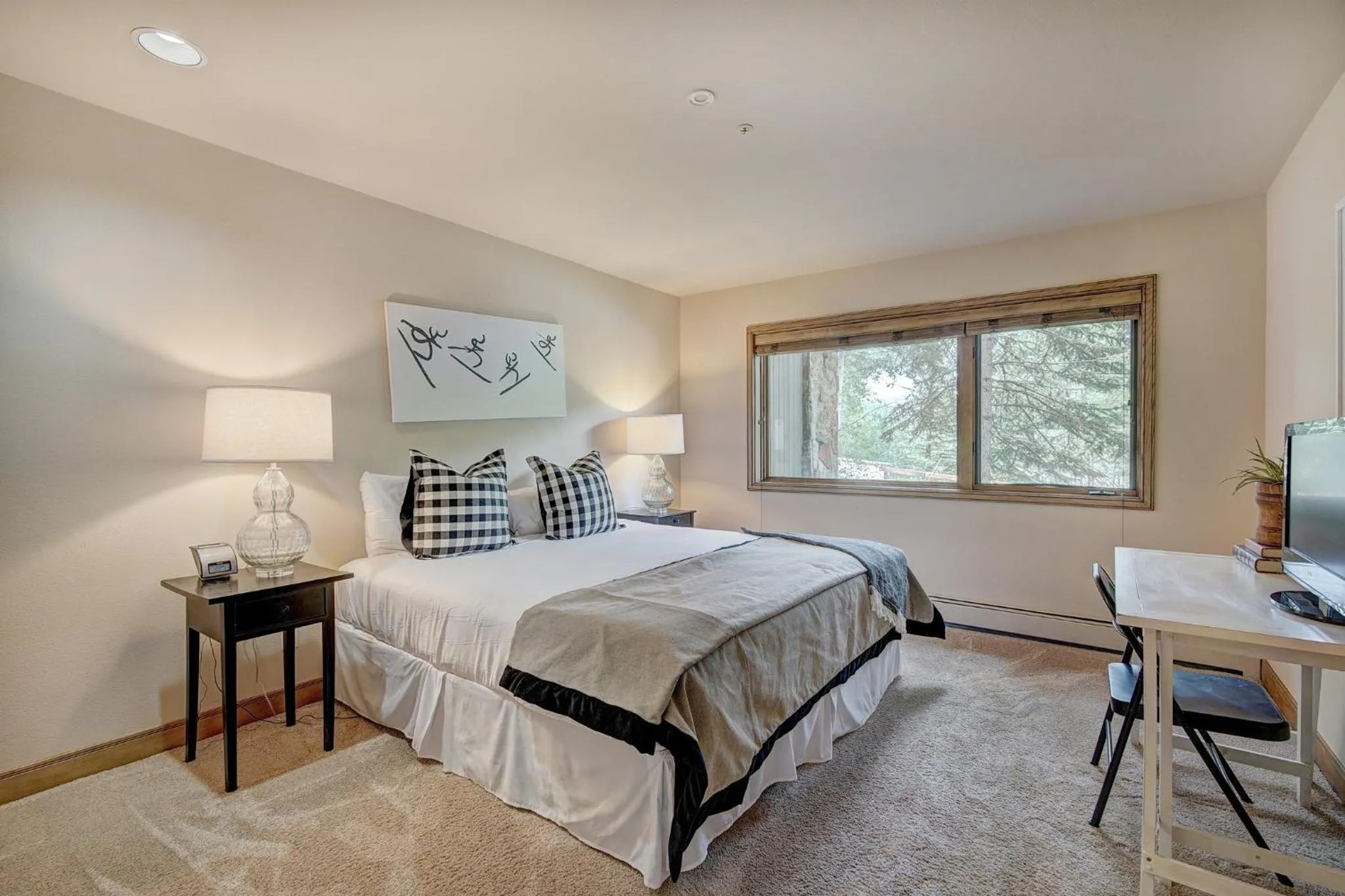 Photo of the whole room, Bed in The Pines Lodge, a RockResort, by Vail Resorts