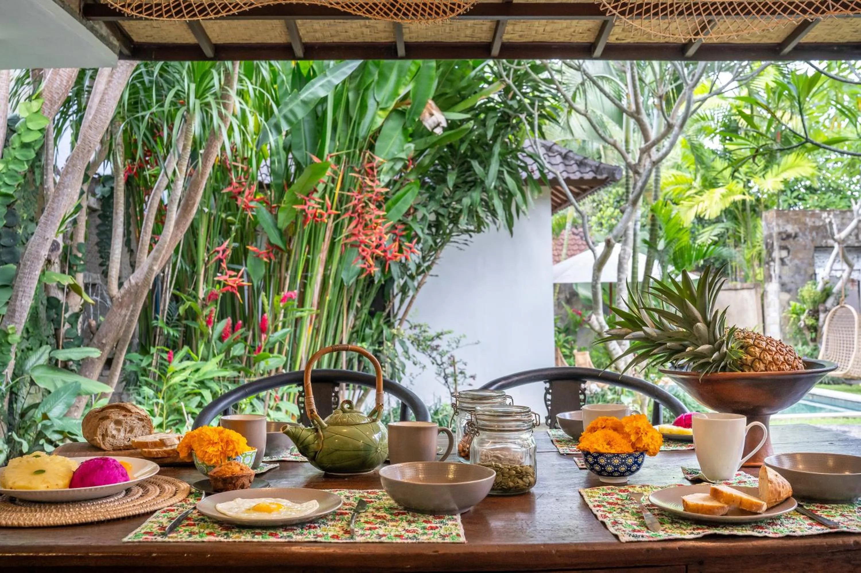 Dining area in Villa Katak by Villa Finder