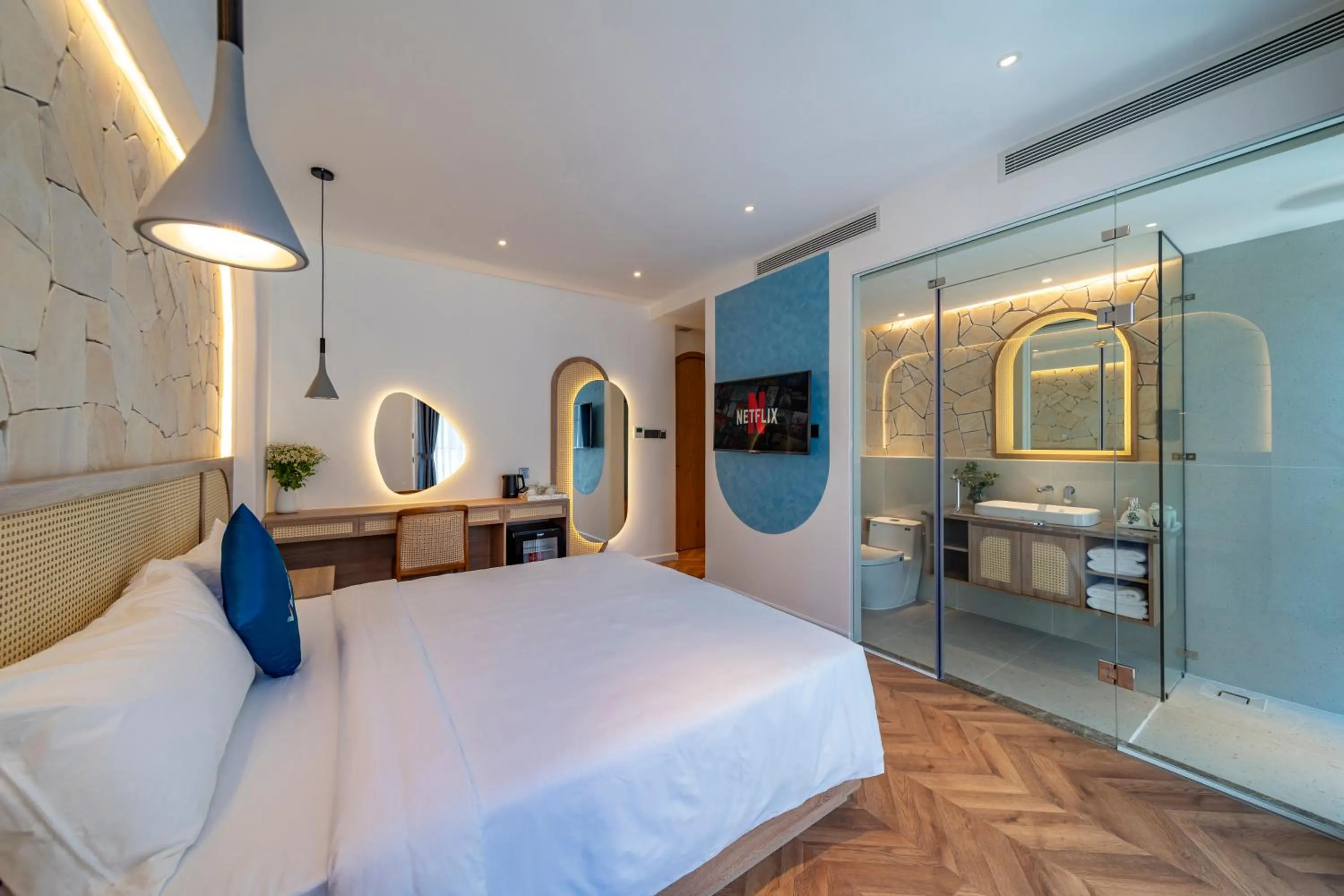 Shower, Bed in V Boutique Hotel - Complimentary refreshments