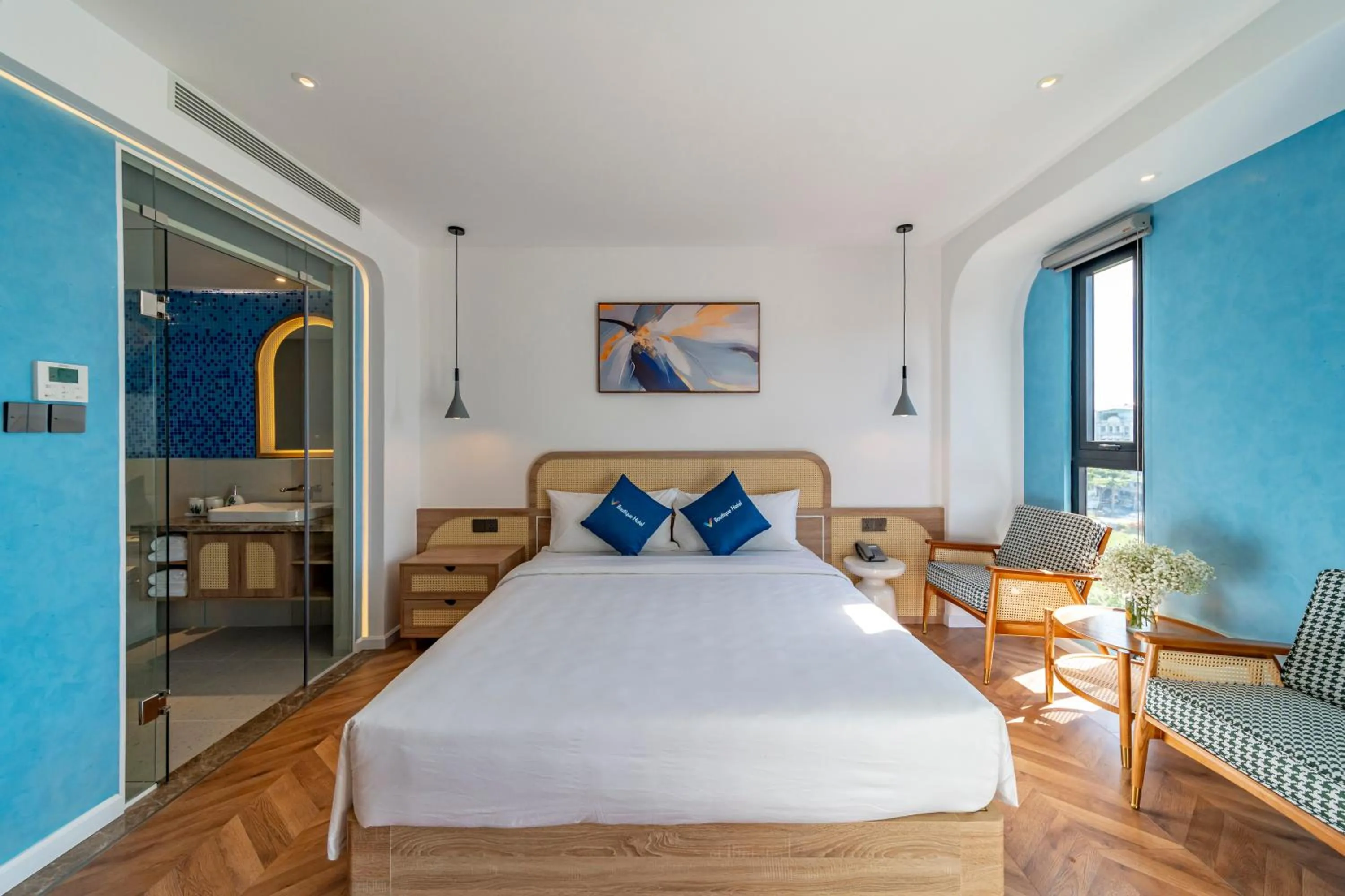 Photo of the whole room, Bed in V Boutique Hotel - Complimentary refreshments