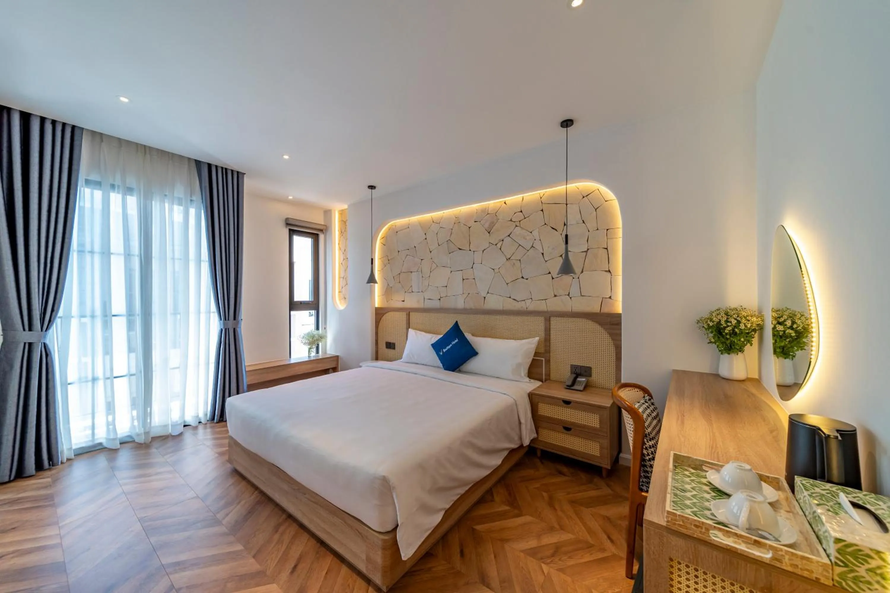 Photo of the whole room, Bed in V Boutique Hotel - Complimentary refreshments