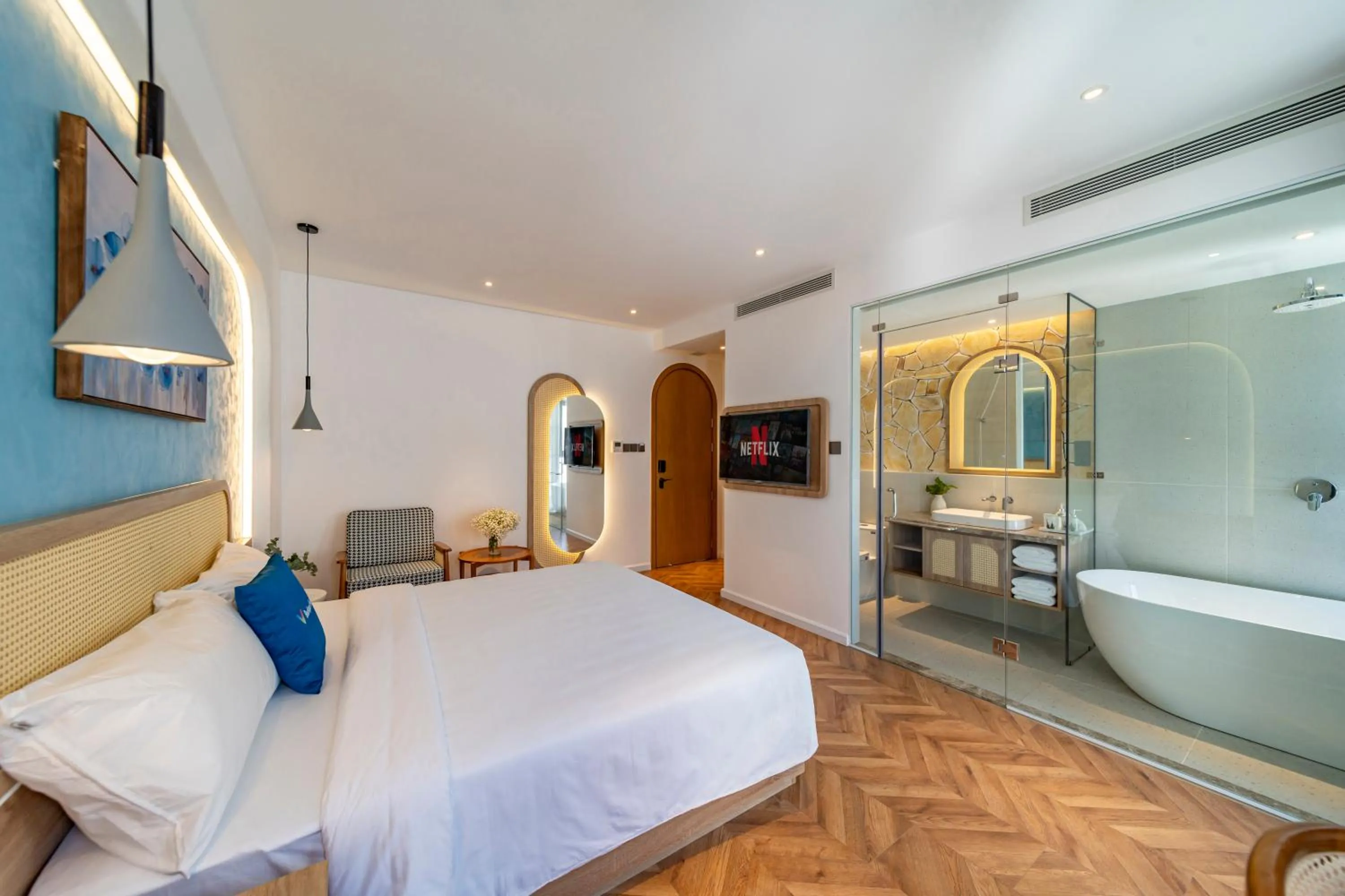 Shower, Bed in V Boutique Hotel - Complimentary refreshments