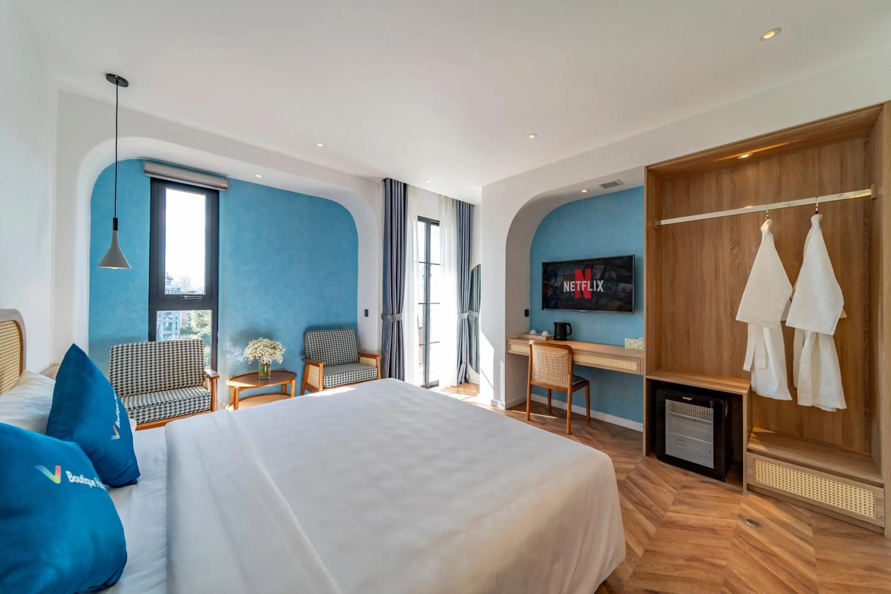 Photo of the whole room, Bed in V Boutique Hotel - Complimentary refreshments