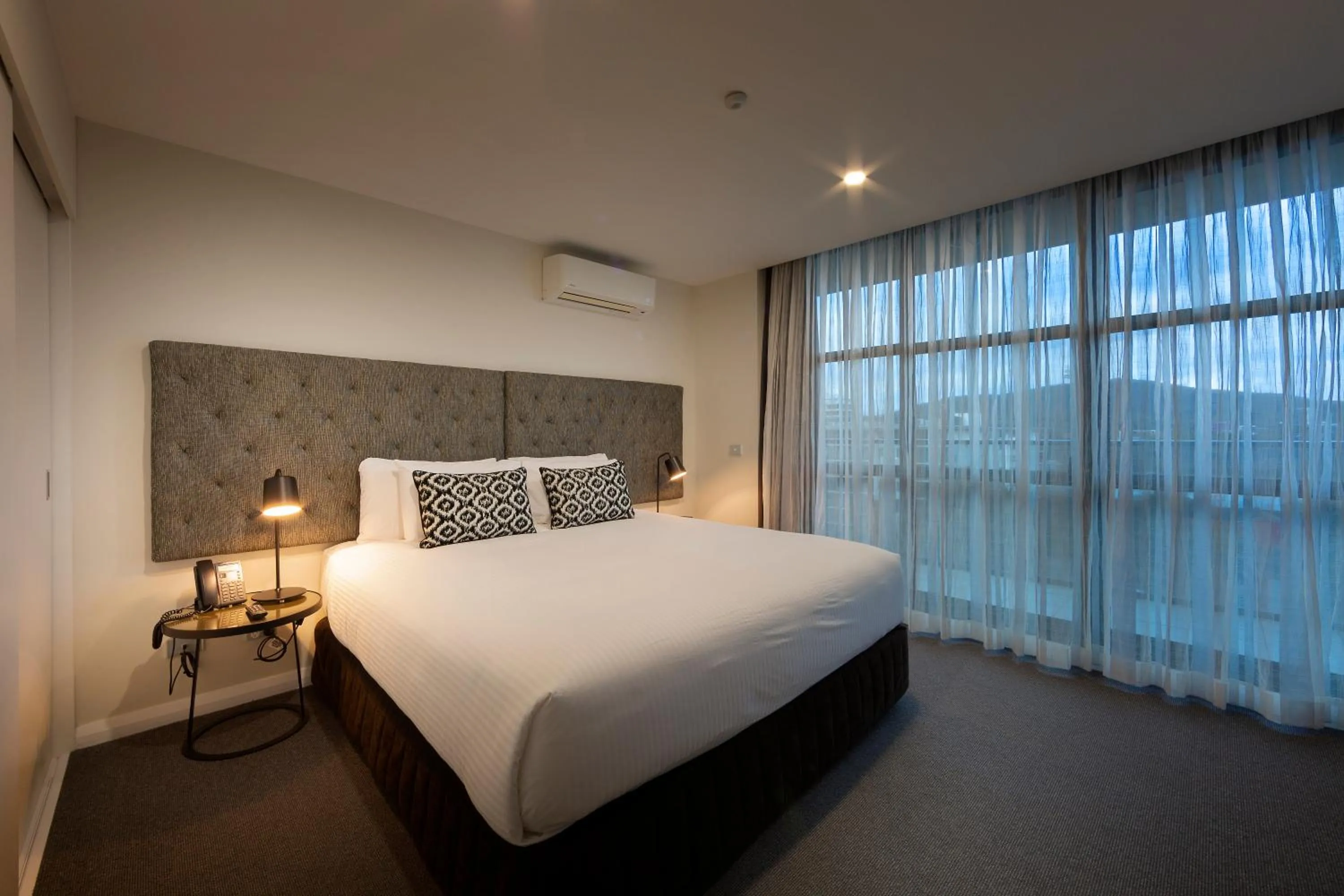 Bed in Avenue Hotel Canberra