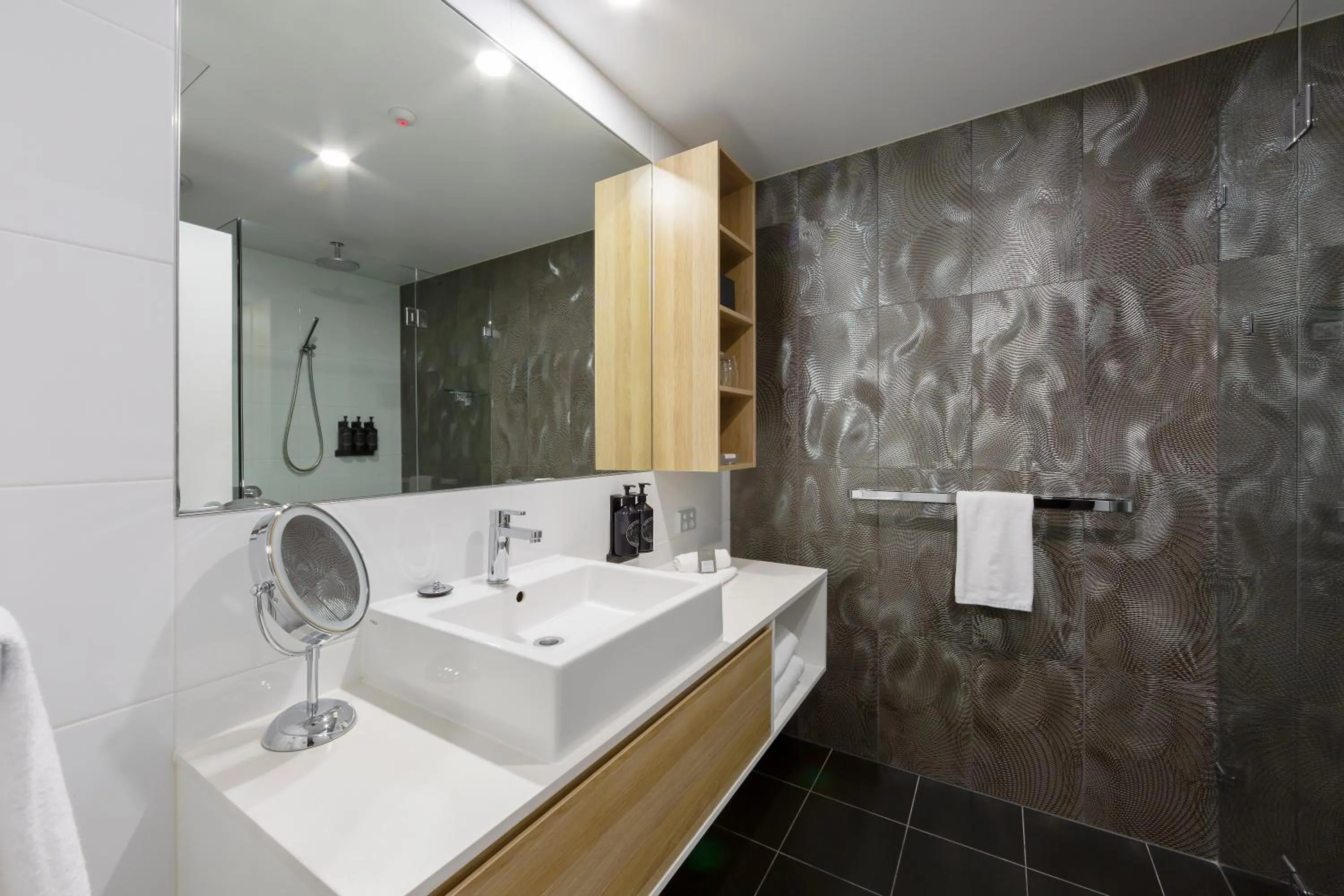 Bathroom in Avenue Hotel Canberra