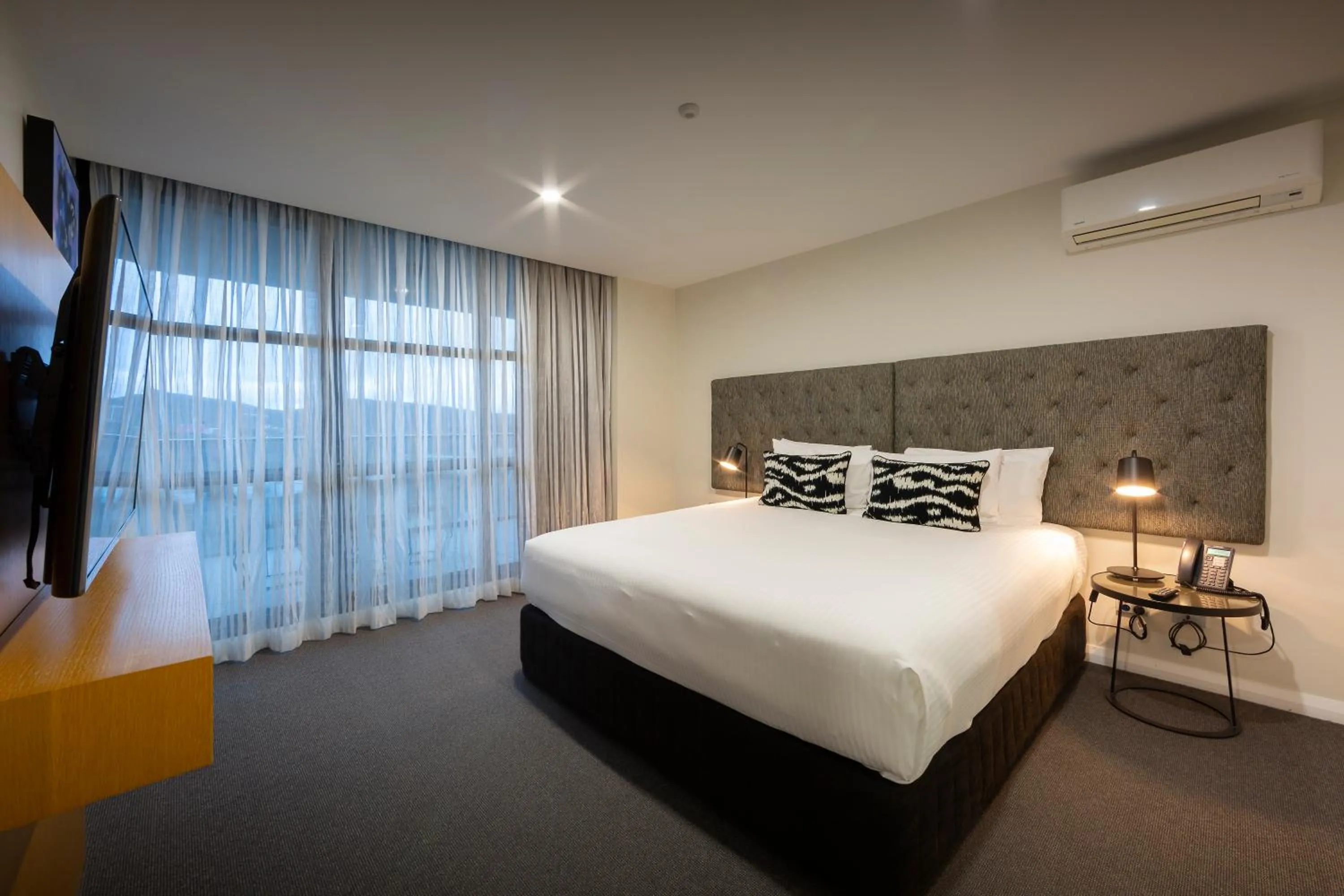 Bedroom, Bed in Avenue Hotel Canberra
