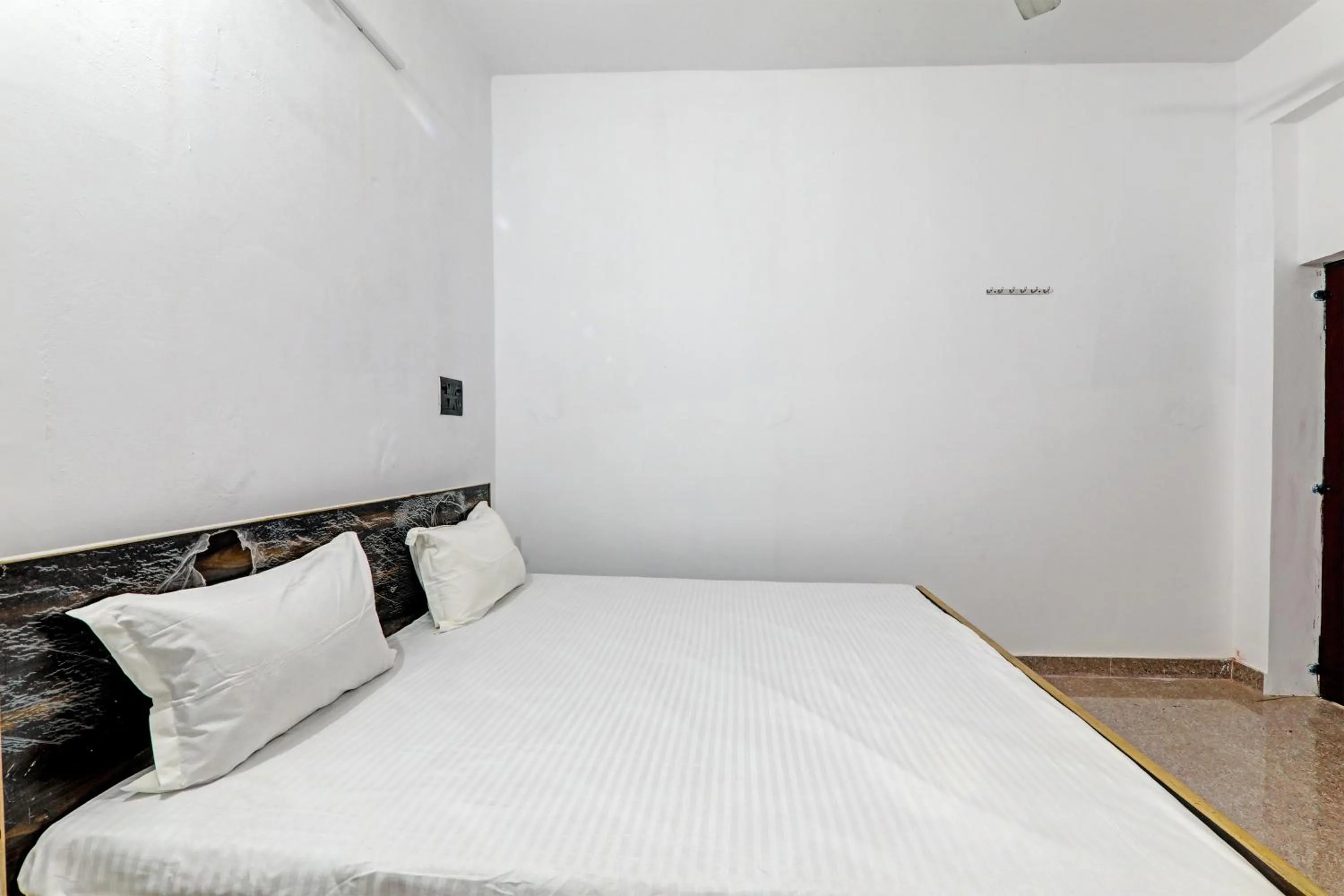 Bedroom, Bed in Hotel O Mahadevi Lawn