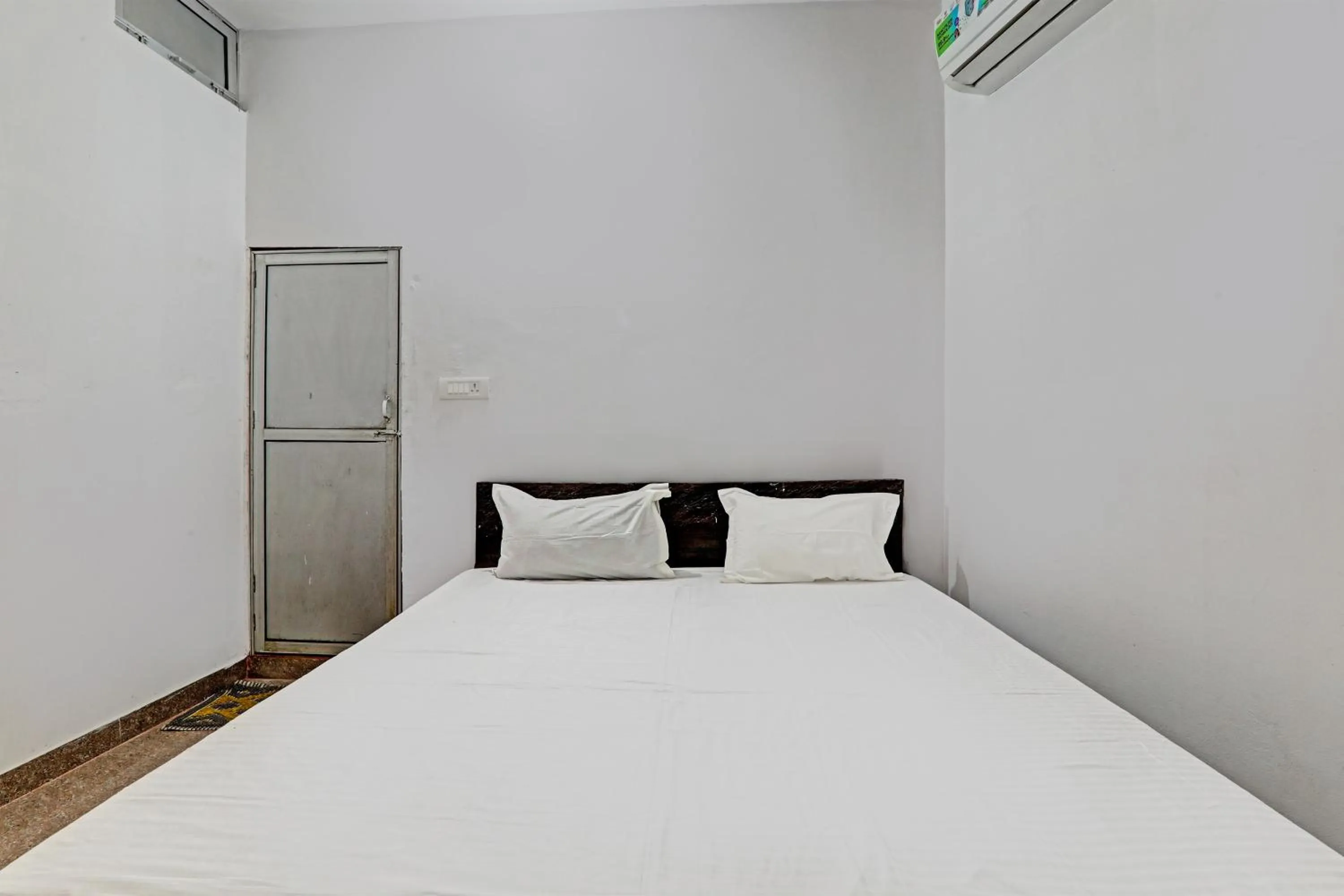 Bedroom, Bed in Hotel O Mahadevi Lawn