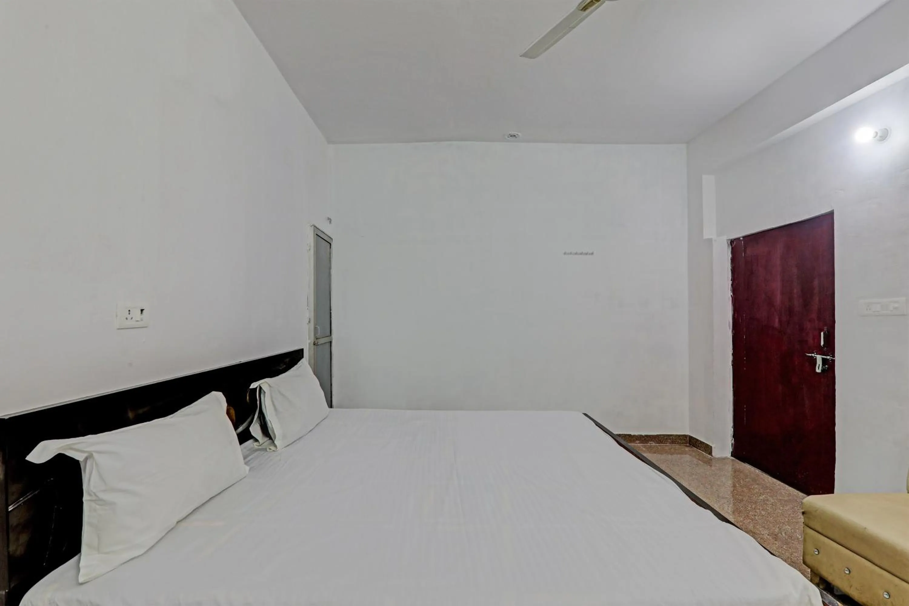 Bedroom, Bed in Hotel O Mahadevi Lawn