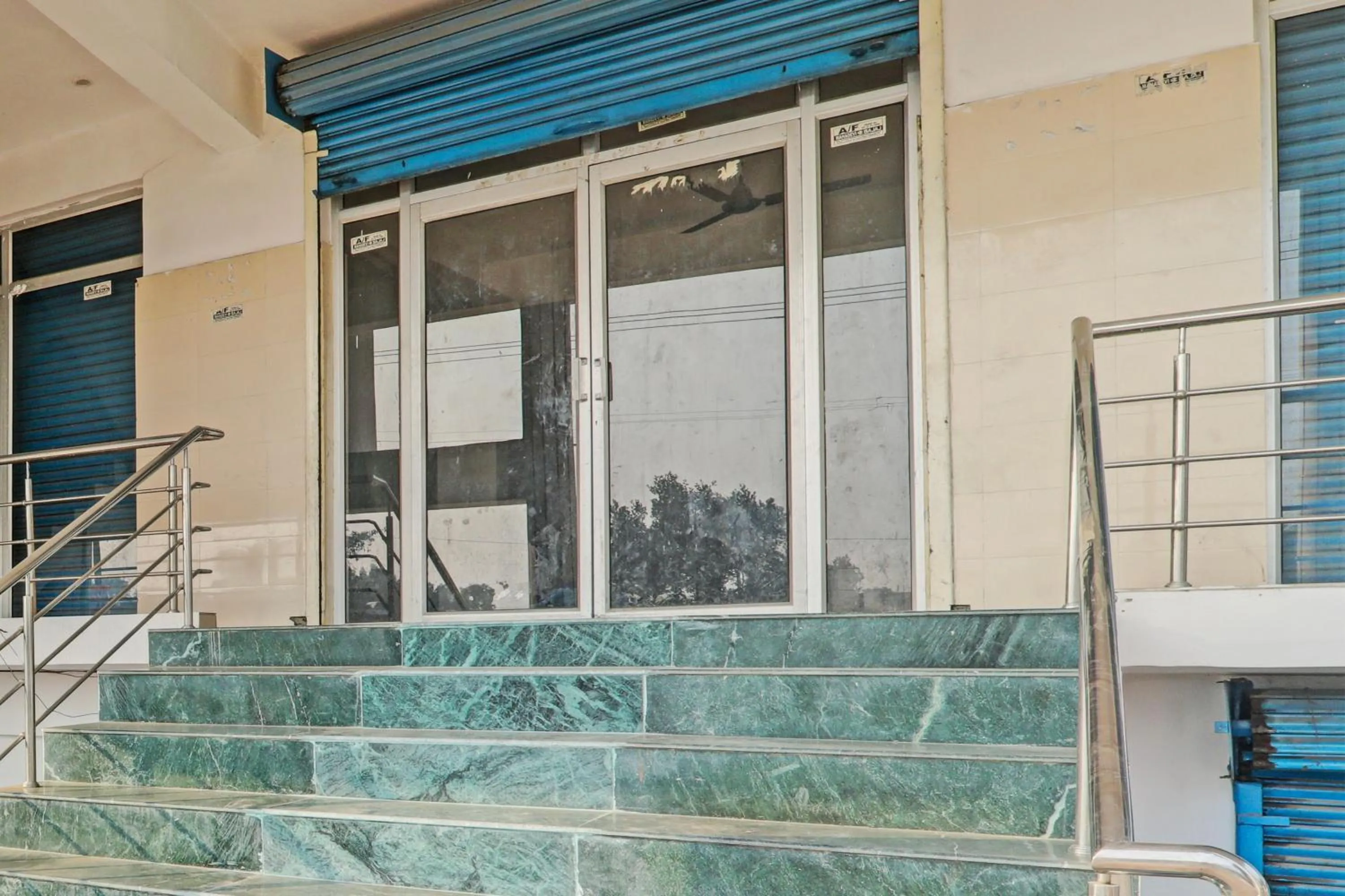 Facade/entrance in Hotel O Mahadevi Lawn