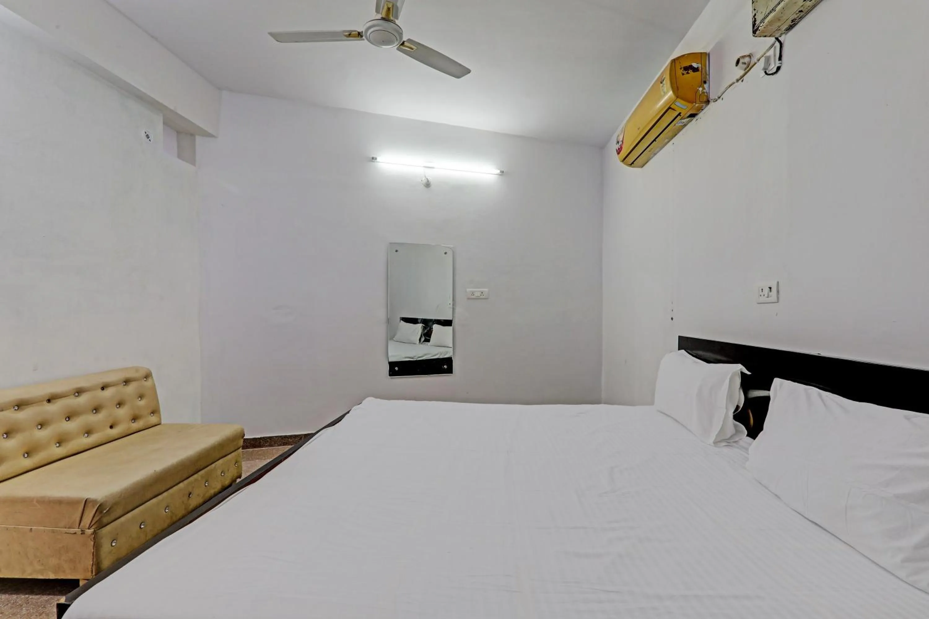 Bedroom, Bed in Hotel O Mahadevi Lawn