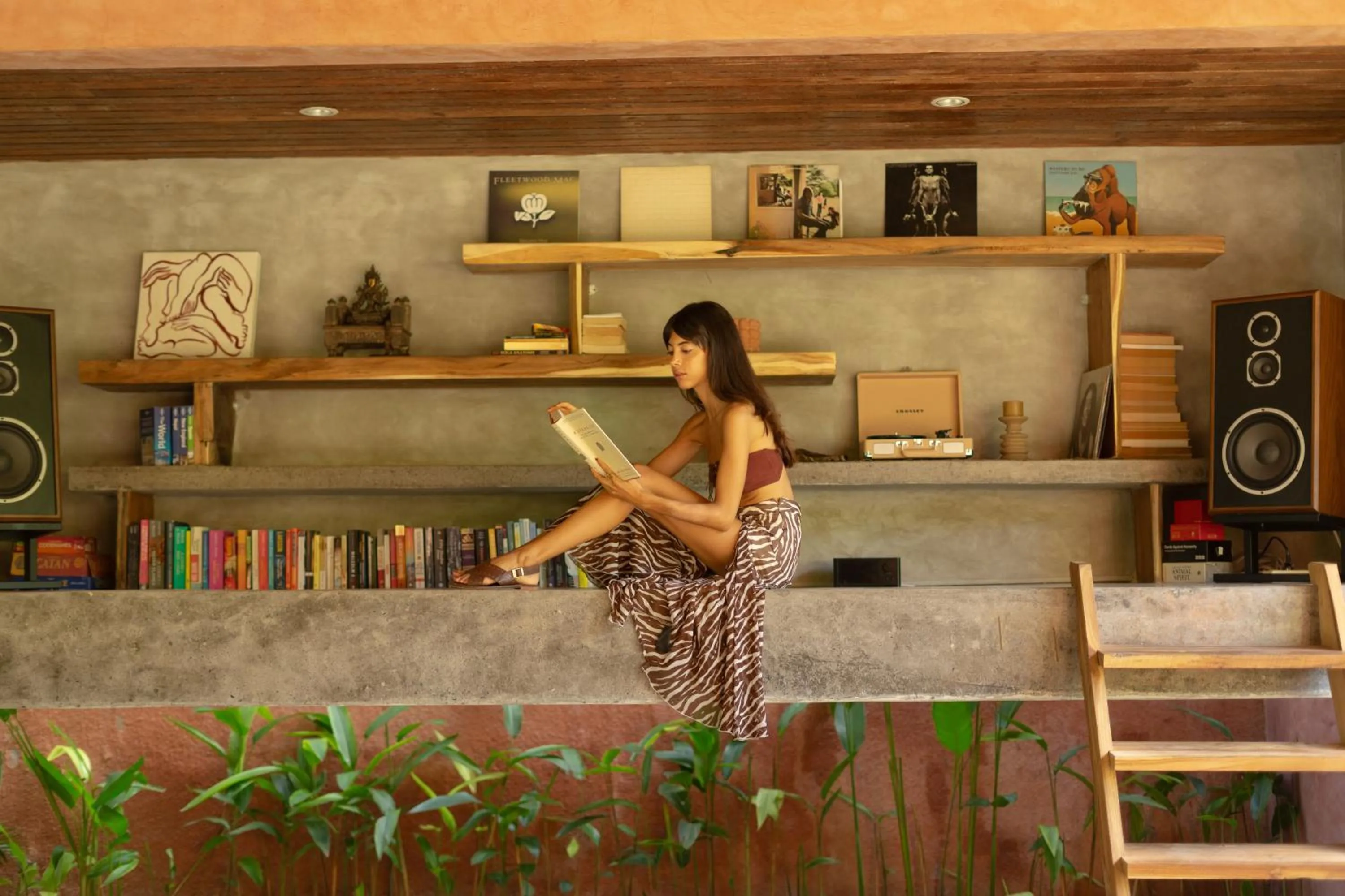 Library in Lulu's Villas
