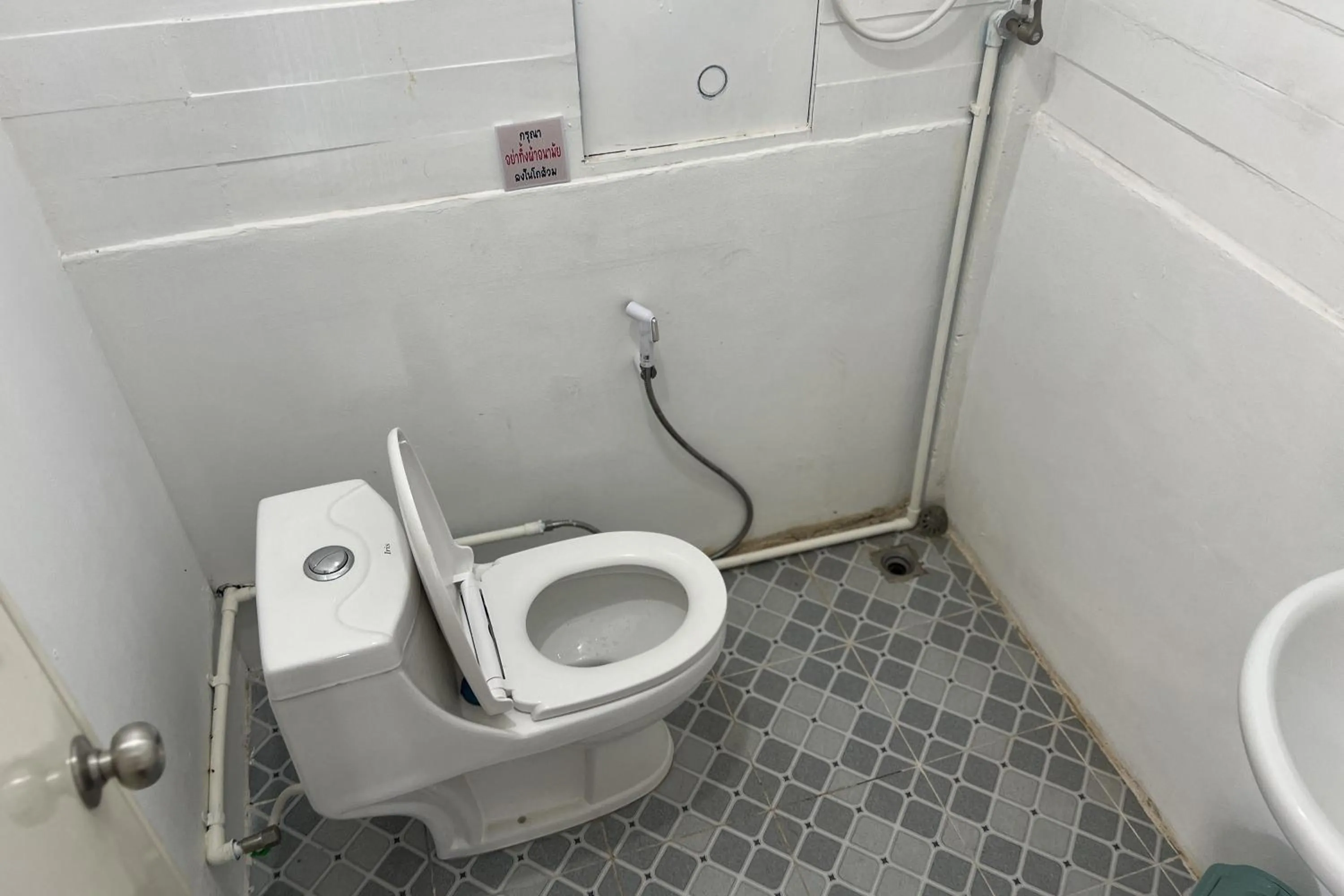 Shower in Peang Tara Cafe & Resort