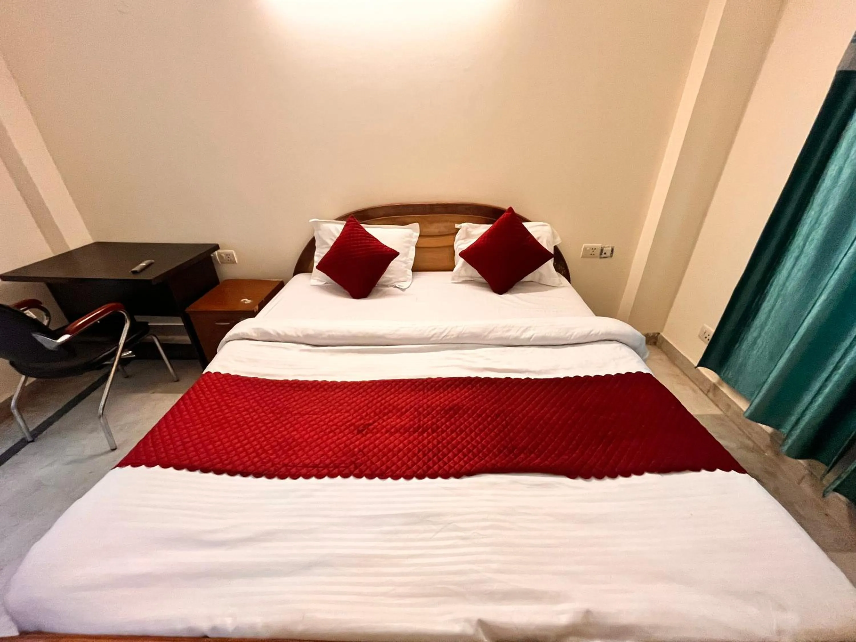 Bedroom, Bed in Hotel Sunshine