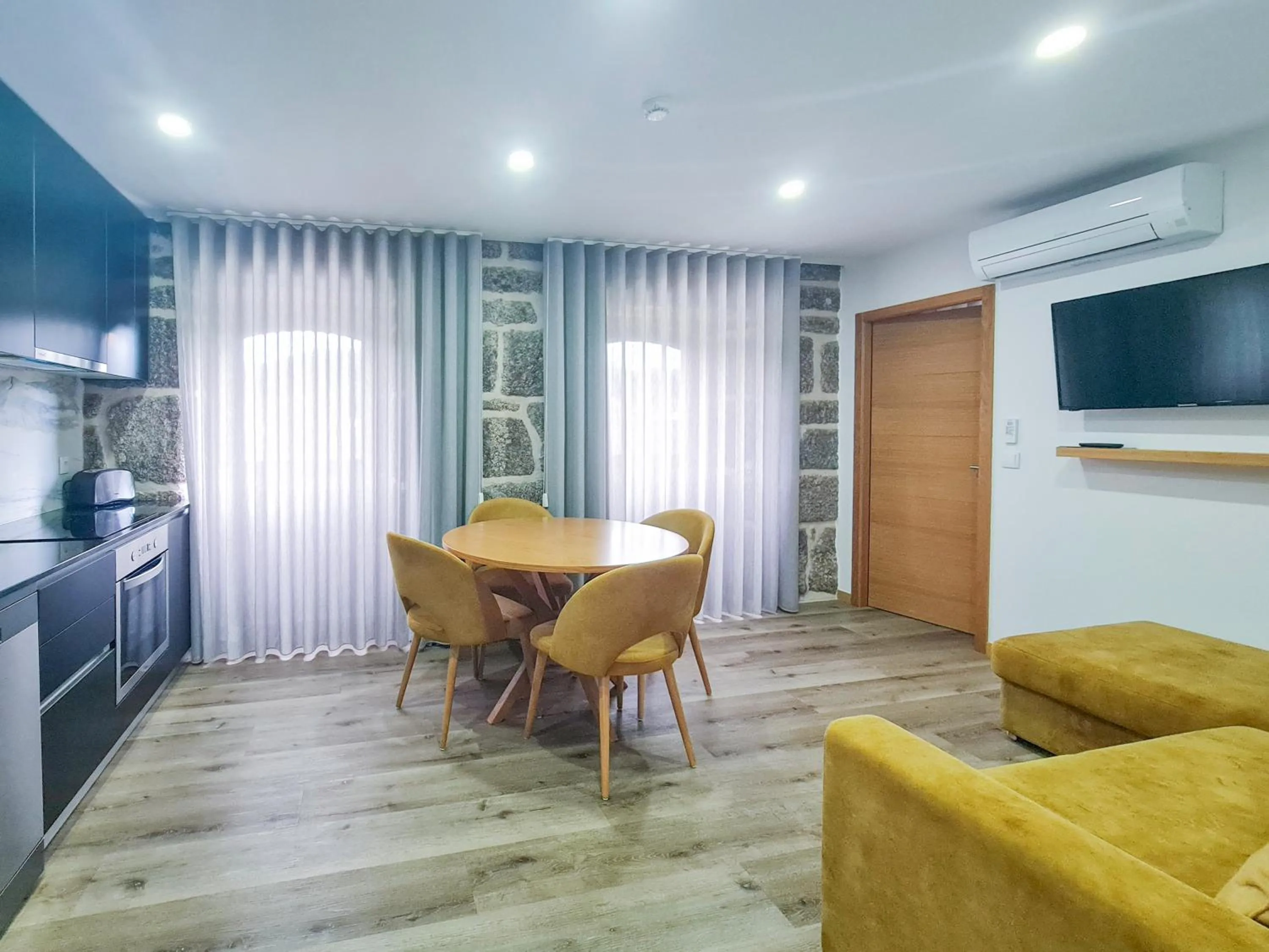 TV and multimedia in Casa d'Henrique Retreat Pool and Spa