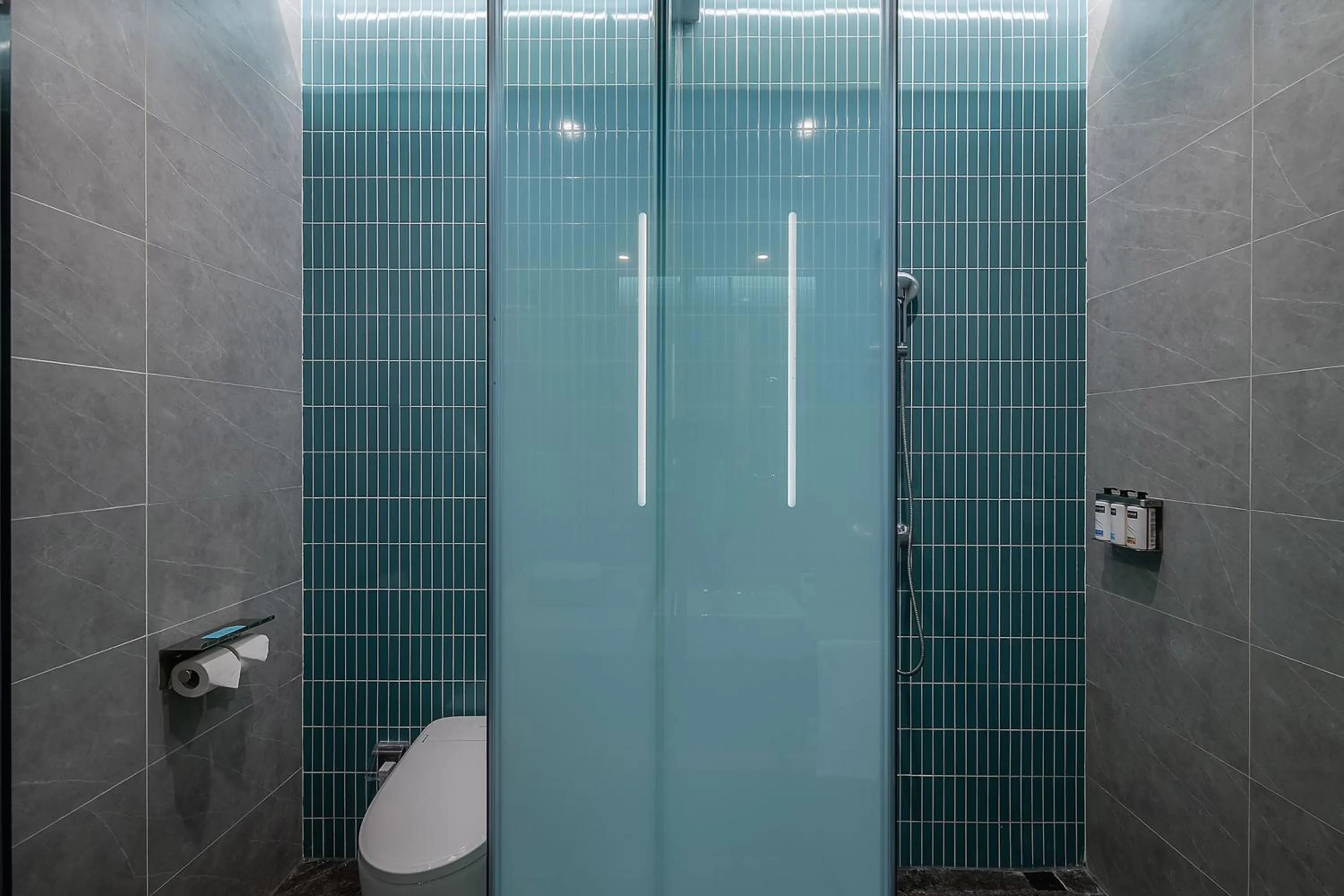 Toilet in Holiday Inn Express Chongqing Nanbin Road by IHG