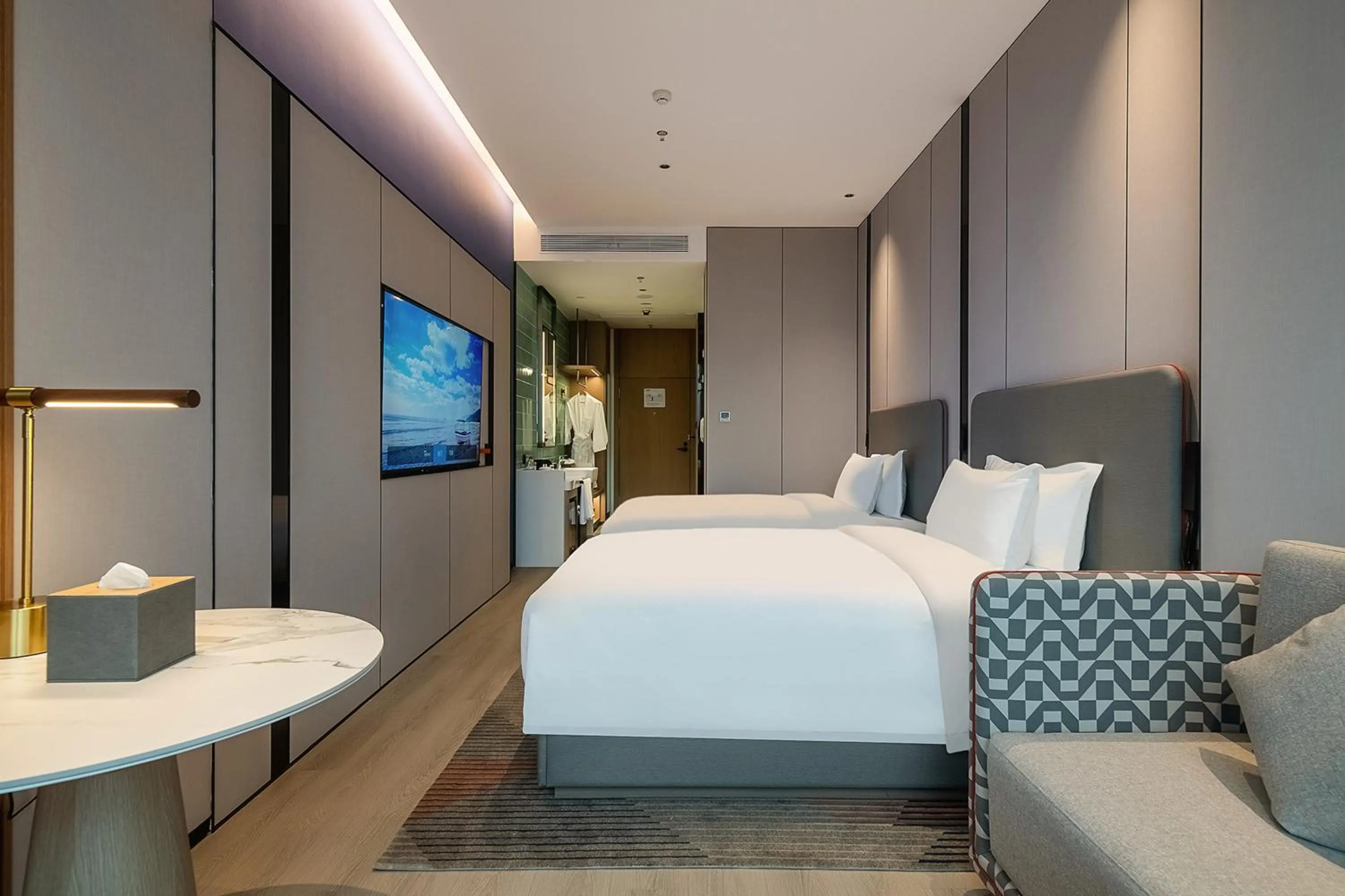 Photo of the whole room, Bed in Holiday Inn Express Chongqing Nanbin Road by IHG