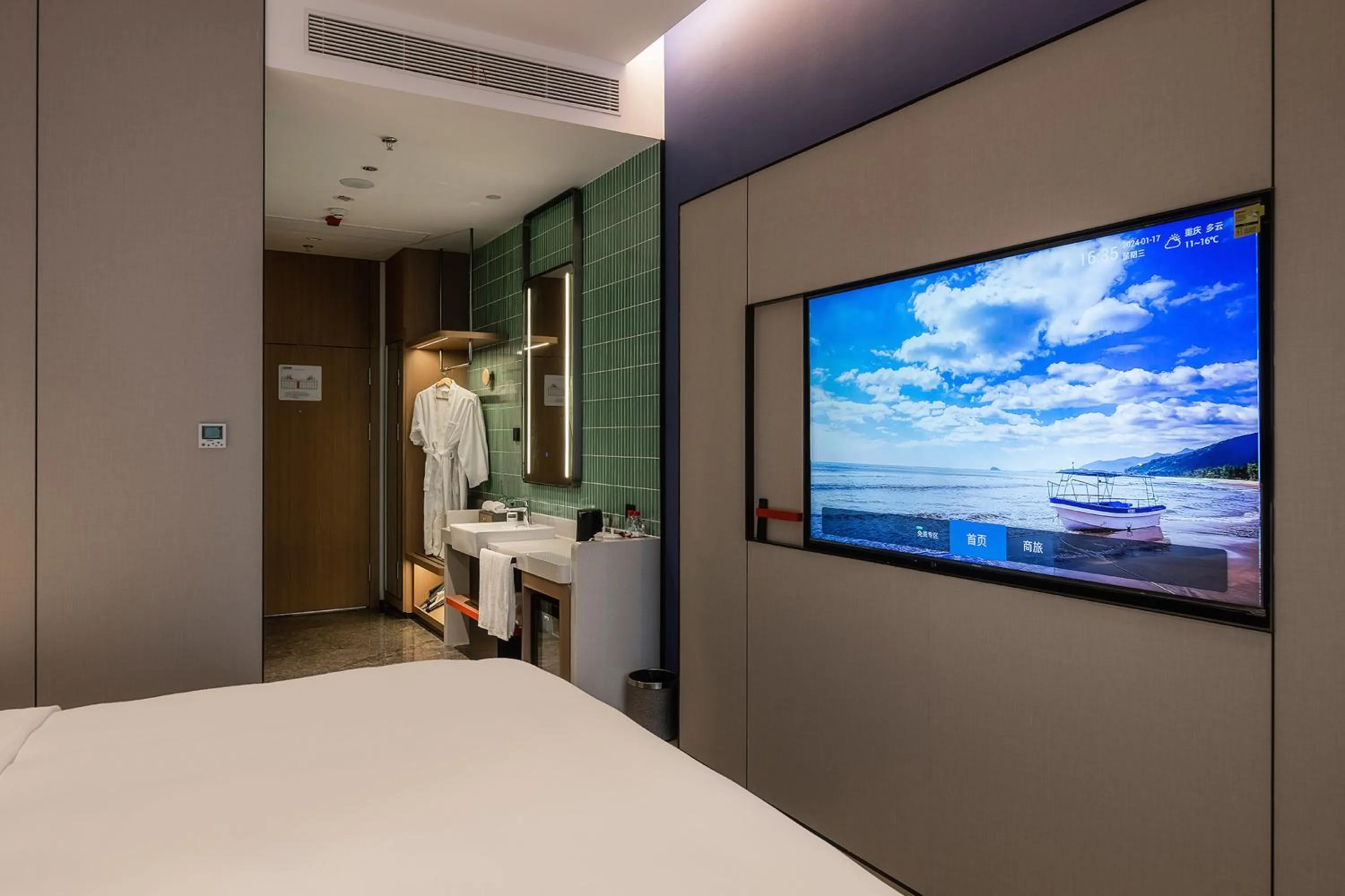 Photo of the whole room, Bed in Holiday Inn Express Chongqing Nanbin Road by IHG