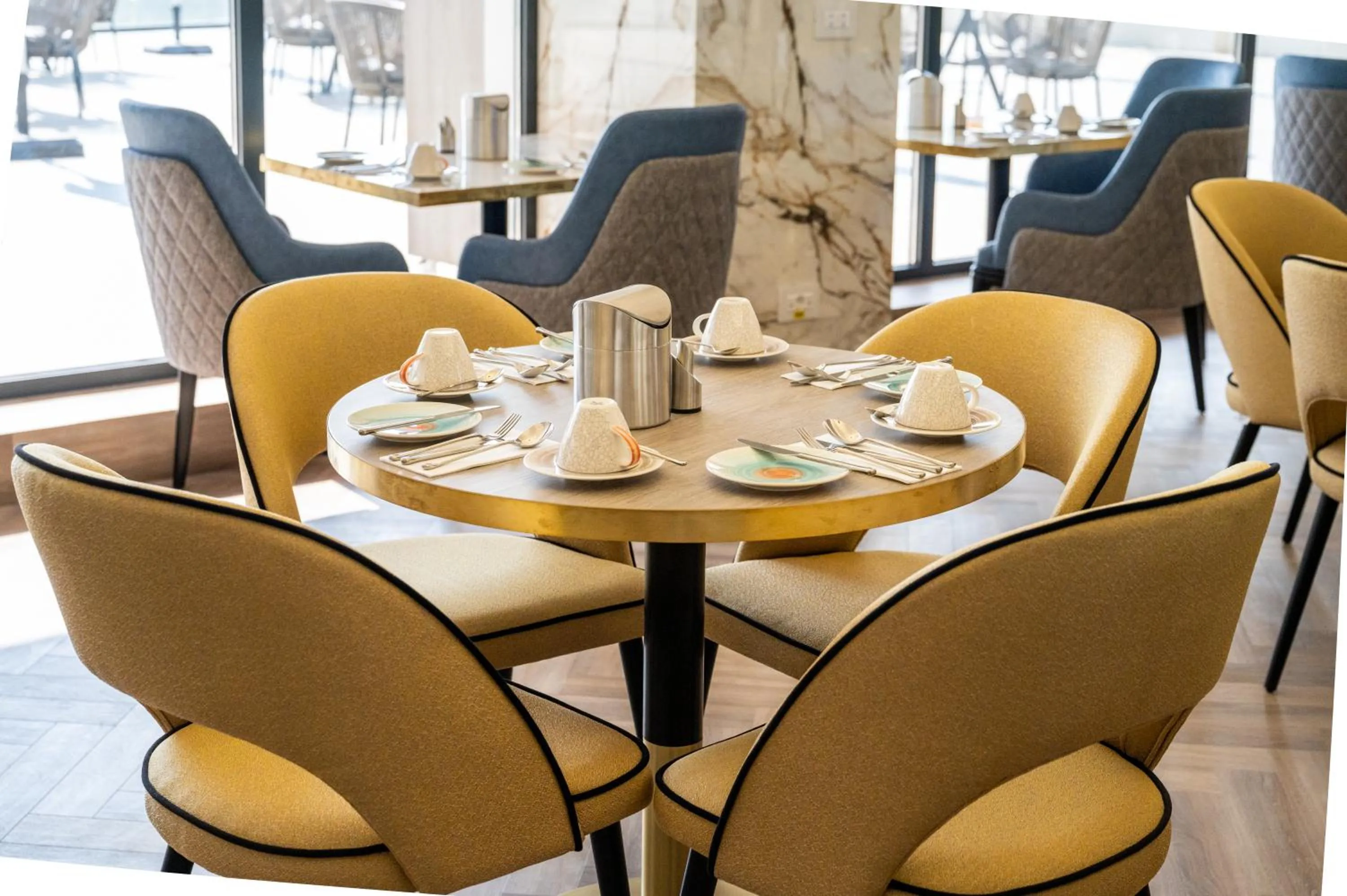 Restaurant/places to eat in Crowne Plaza Constanta - Mamaia Beach by IHG