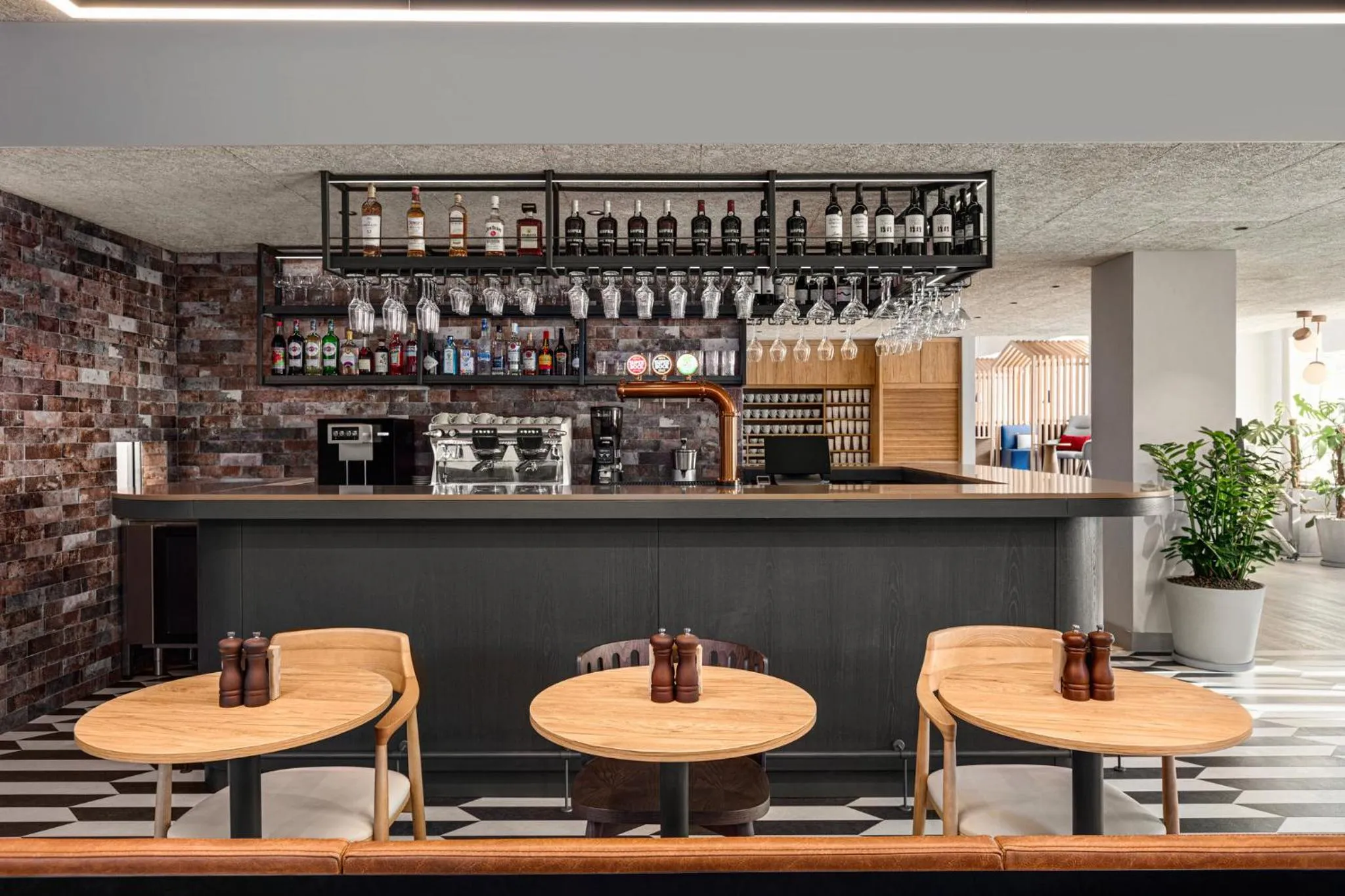 Lounge or bar in Holiday Inn Express Porto - Boavista by IHG