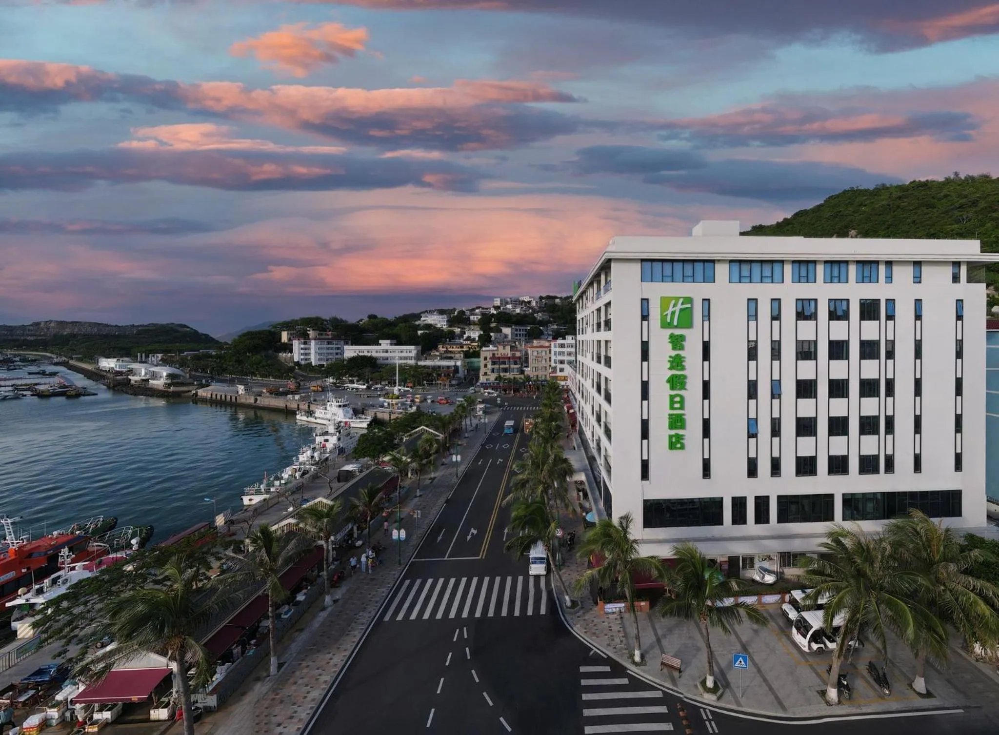 Property building in Holiday Inn Express Zhuhai Guishan Island, an IHG Hotel