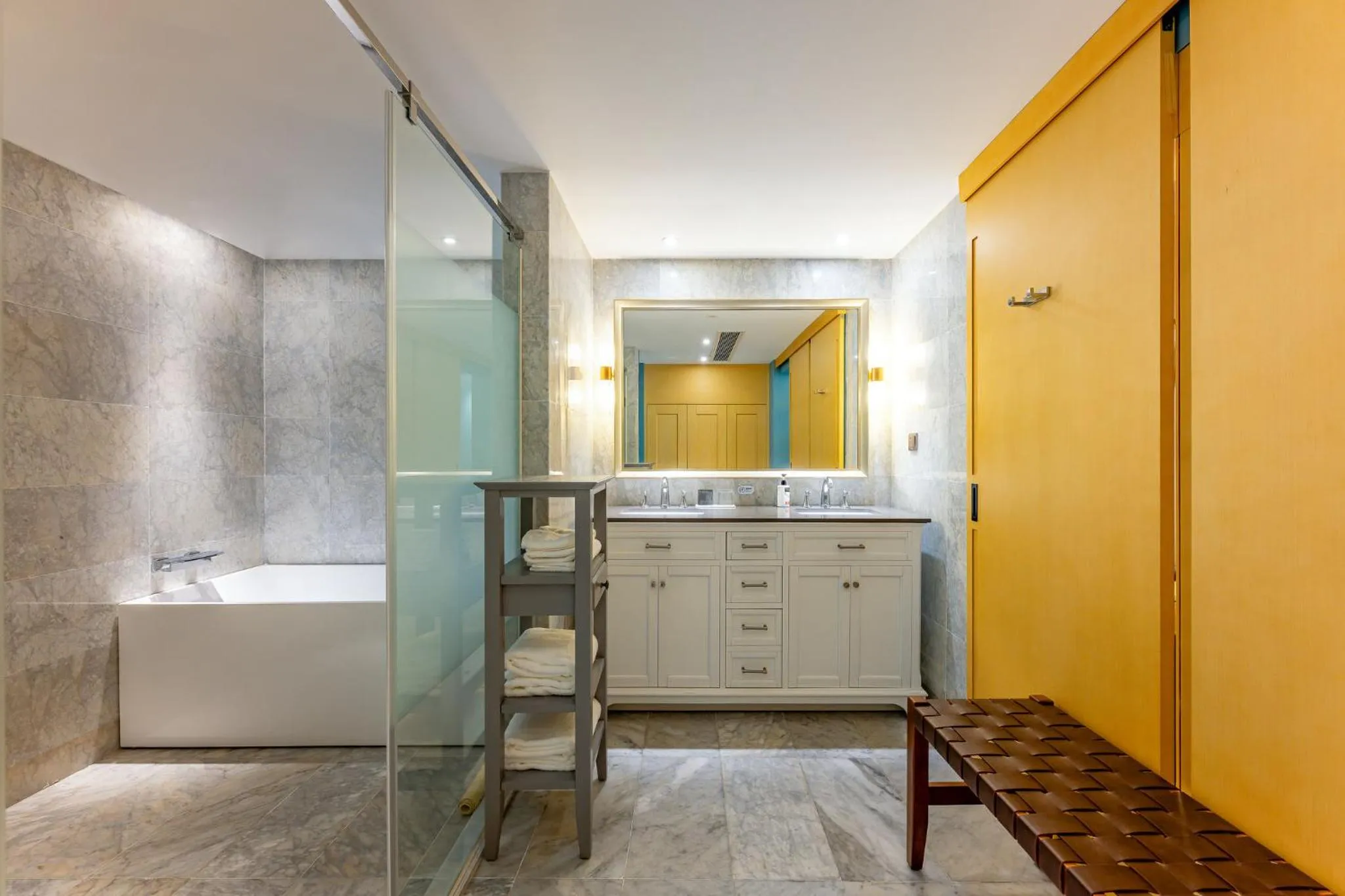Photo of the whole room, Bathroom in Holiday Inn Express Zhuhai Guishan Island, an IHG Hotel