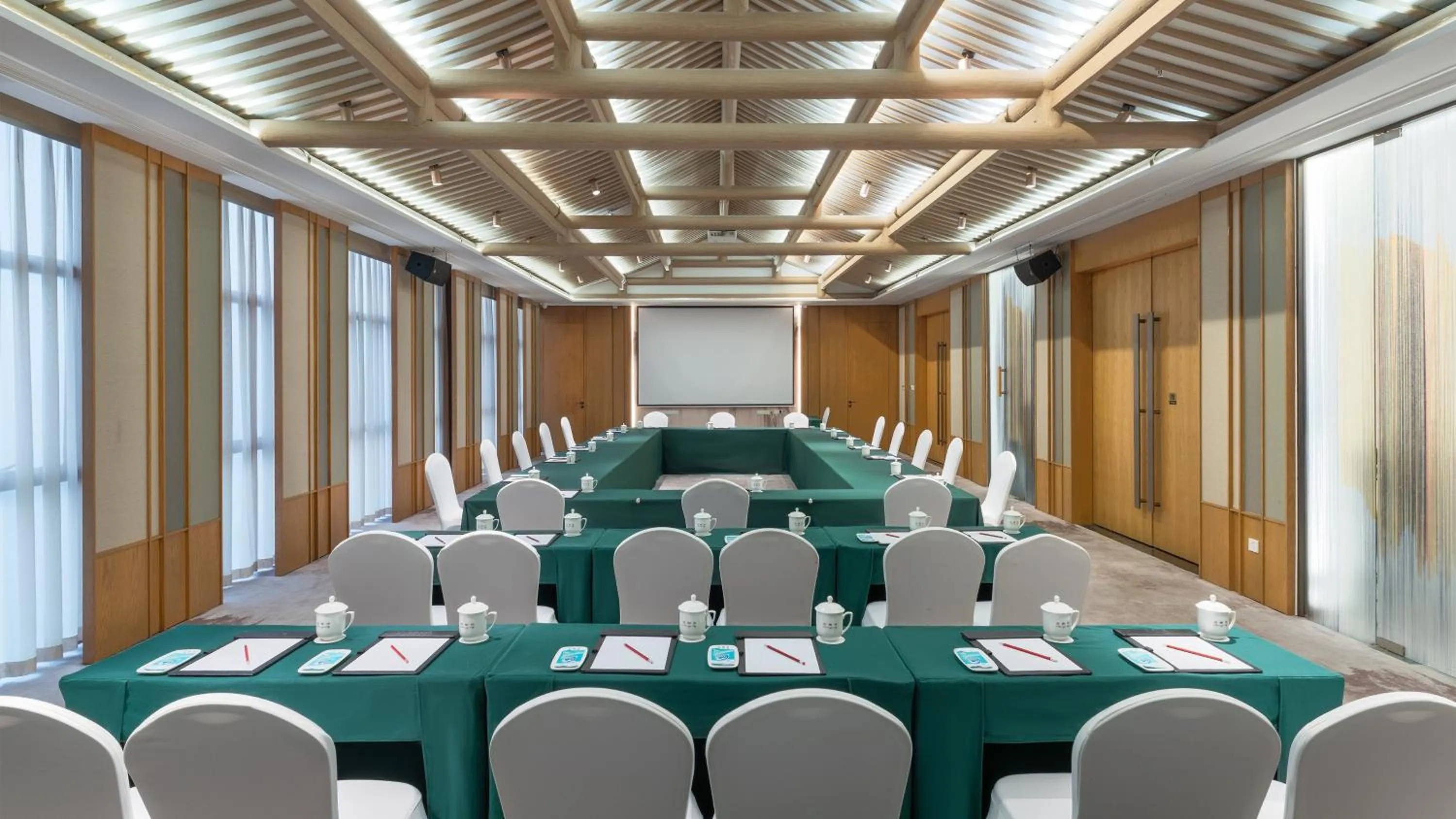 Meeting/conference room in Holiday Inn Express Pingchang by IHG