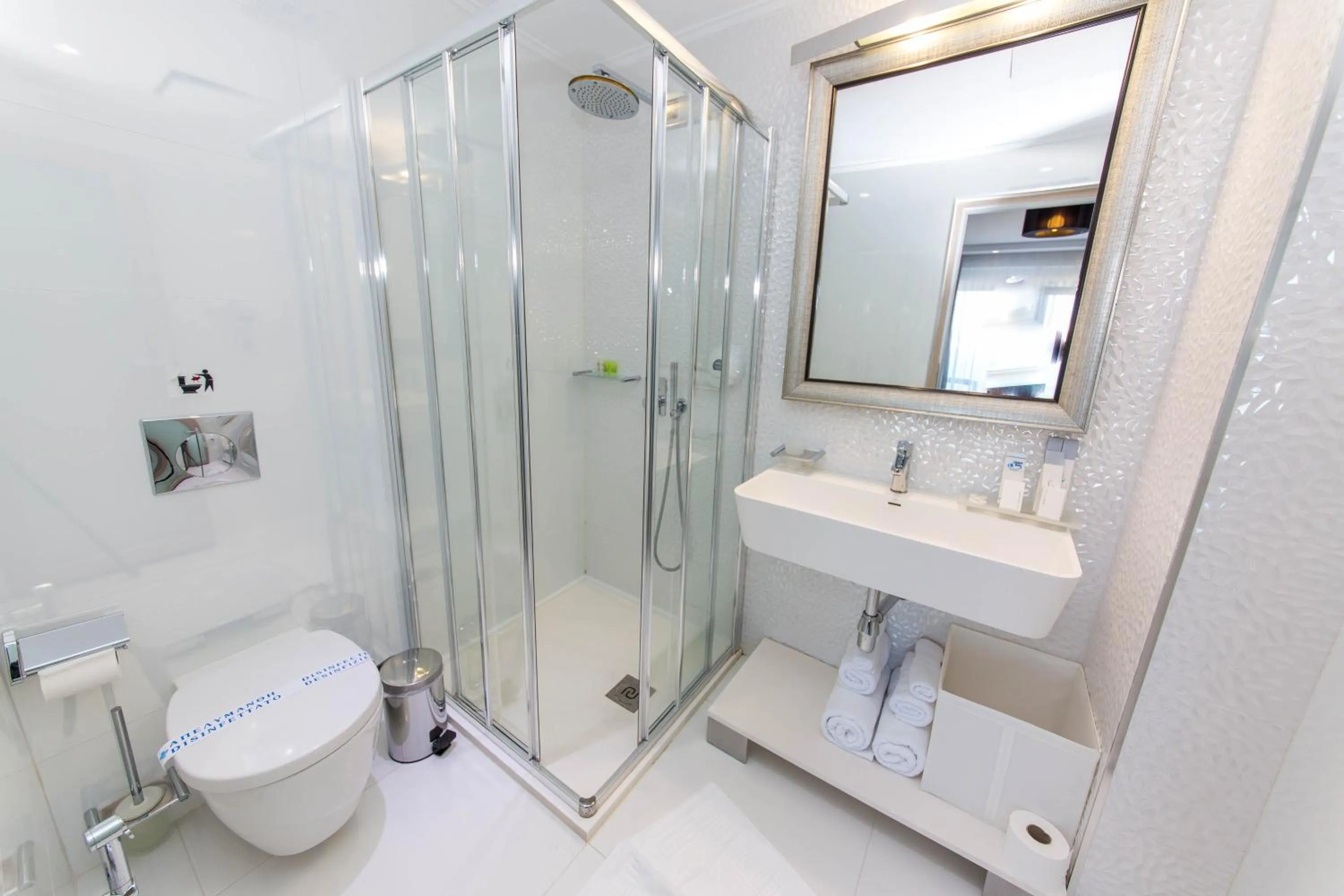 Shower in Demi Hotel