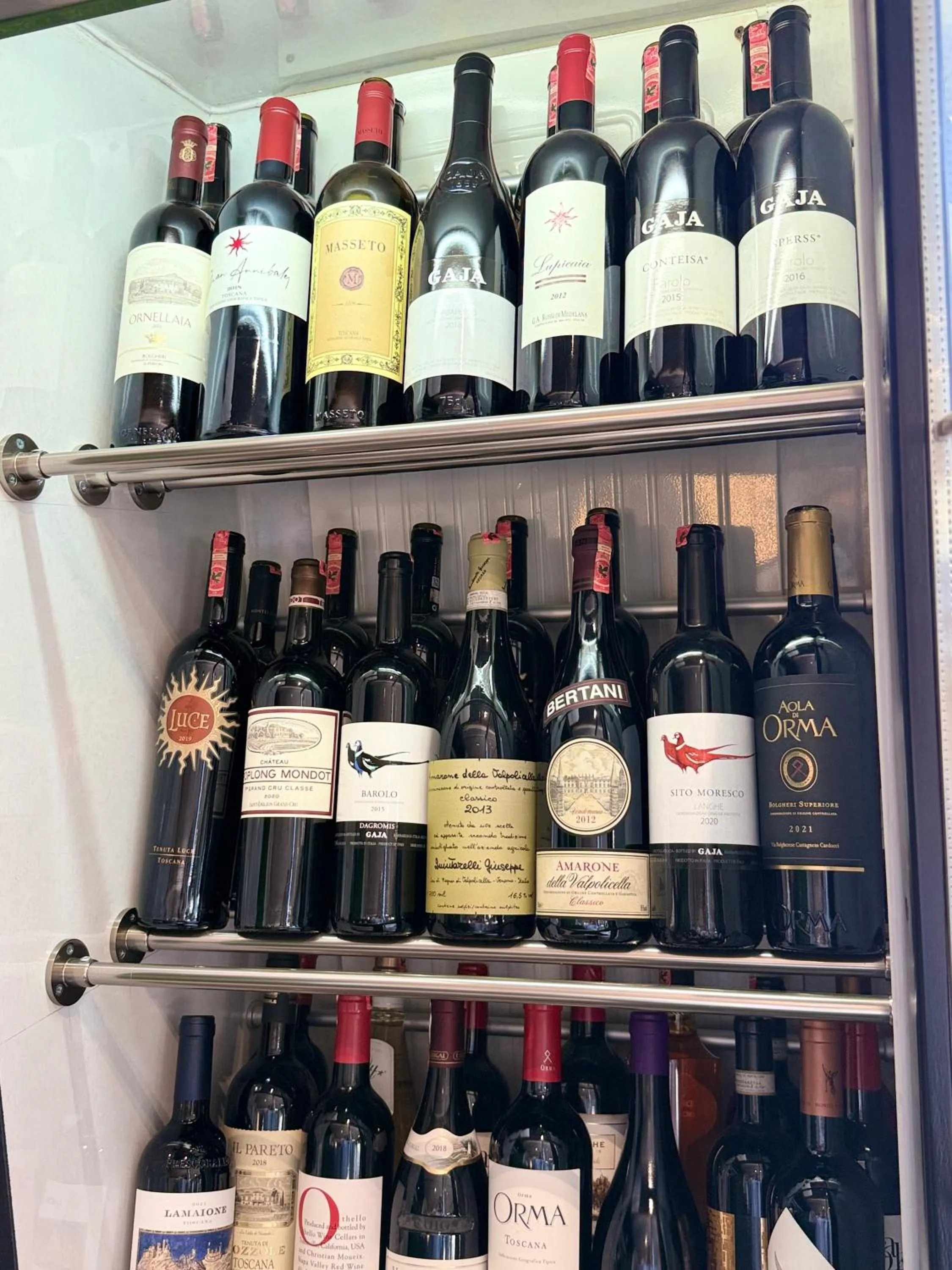 Restaurant/places to eat in Demi Hotel