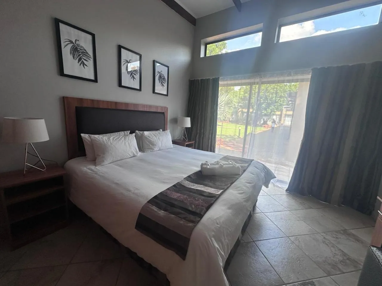 Bed in Manor Hills Guest Lodge