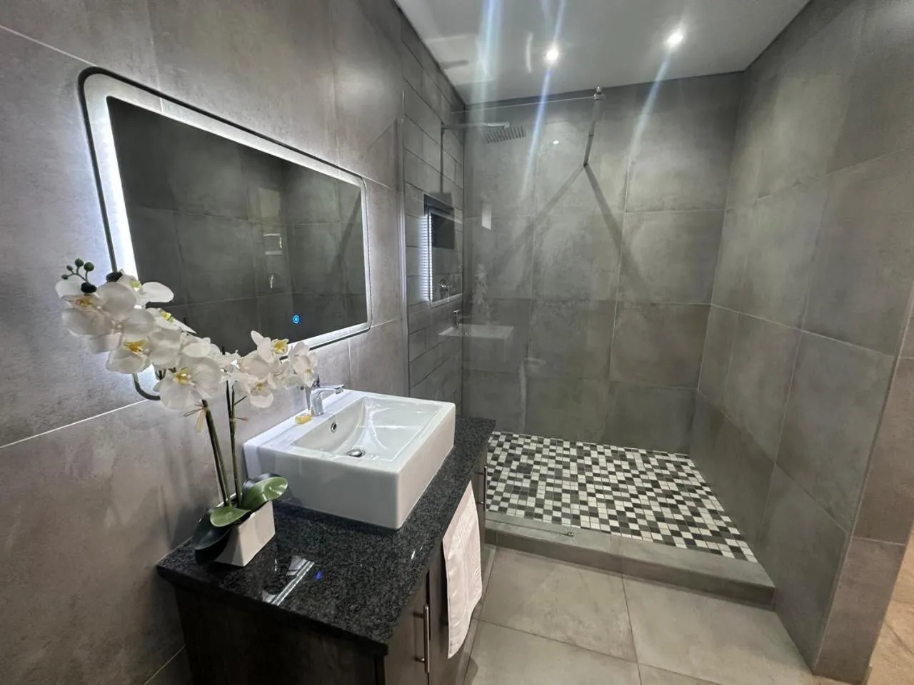 Shower in Manor Hills Guest Lodge