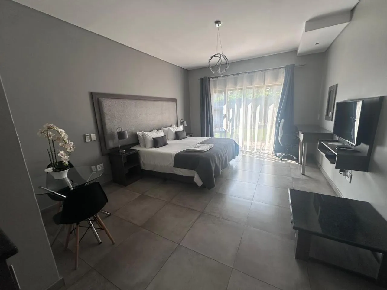 Bed in Manor Hills Guest Lodge