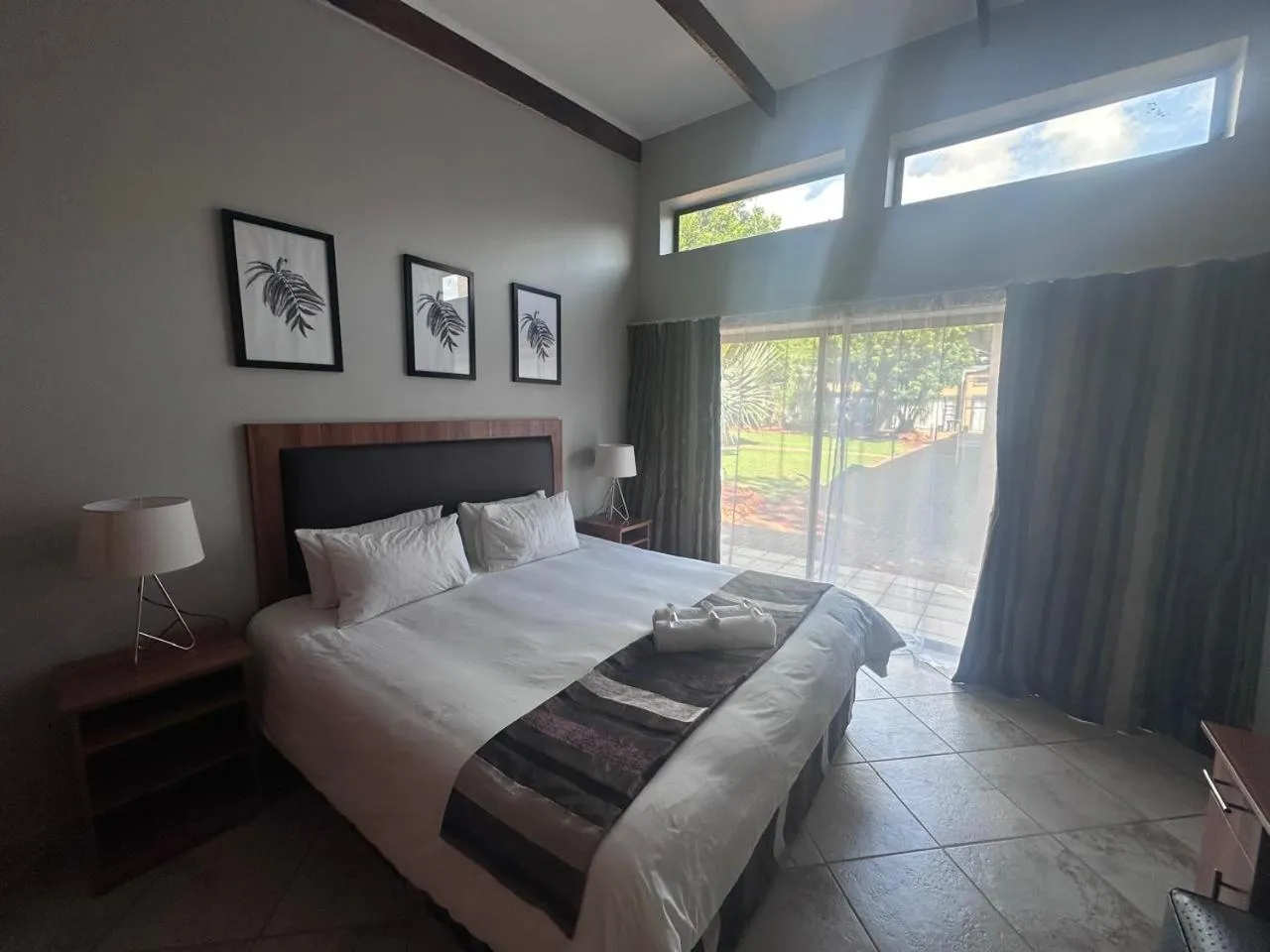 Bed in Manor Hills Guest Lodge