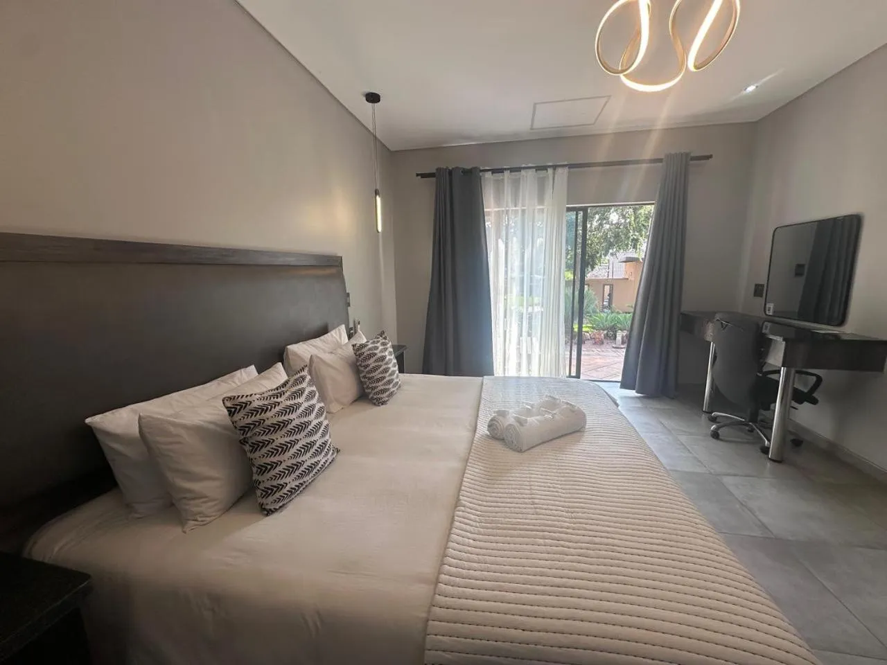 Bed in Manor Hills Guest Lodge