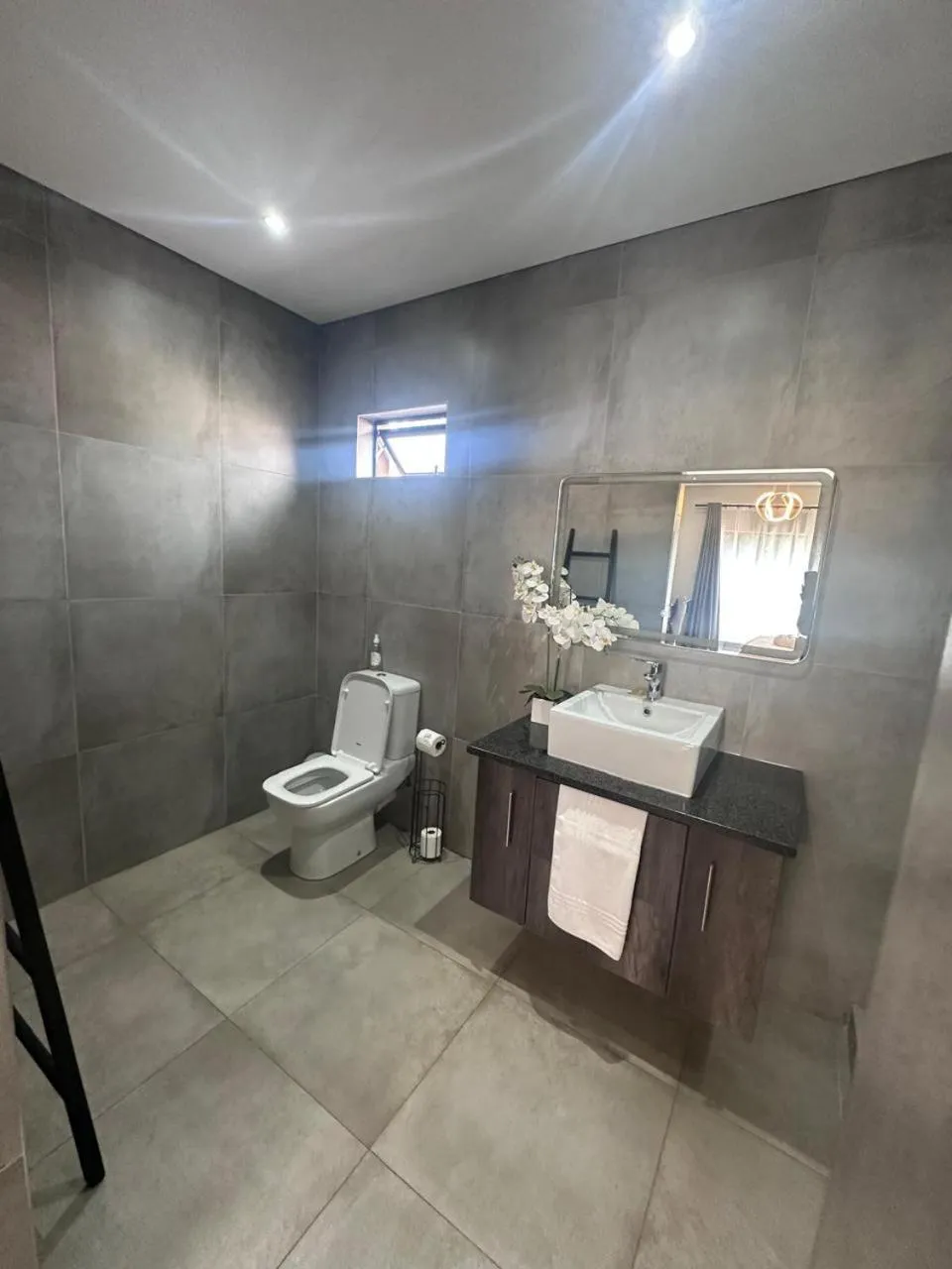 Shower in Manor Hills Guest Lodge