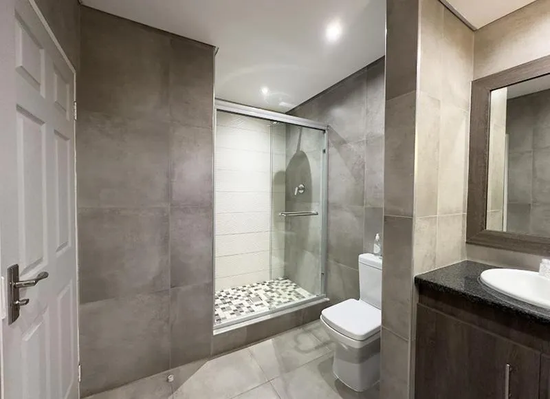 Shower in Manor Hills Guest Lodge