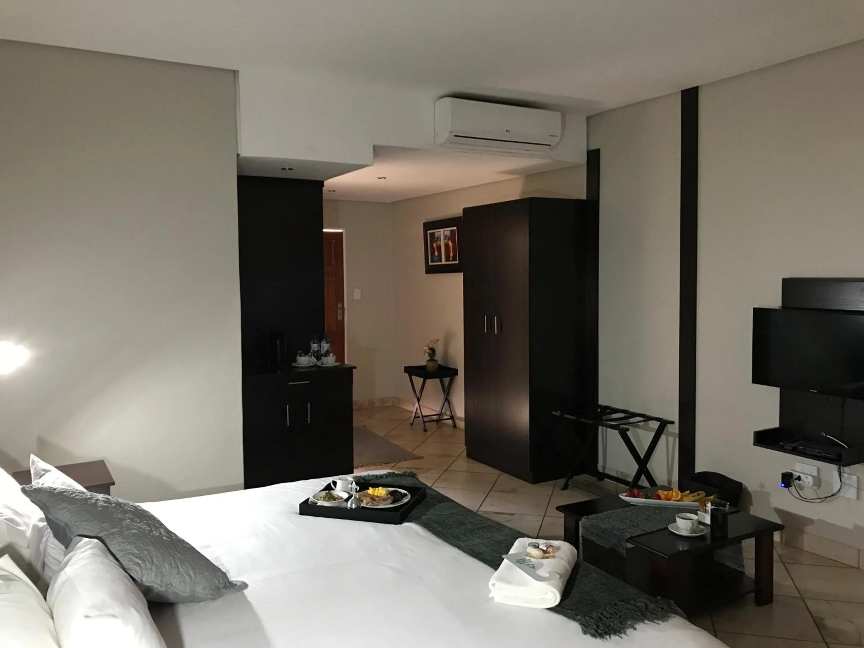 Bed in Manor Hills Guest Lodge