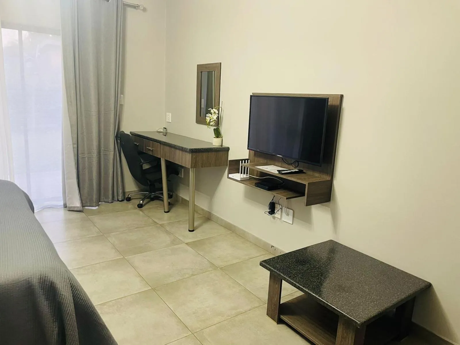 TV and multimedia in Manor Hills Guest Lodge