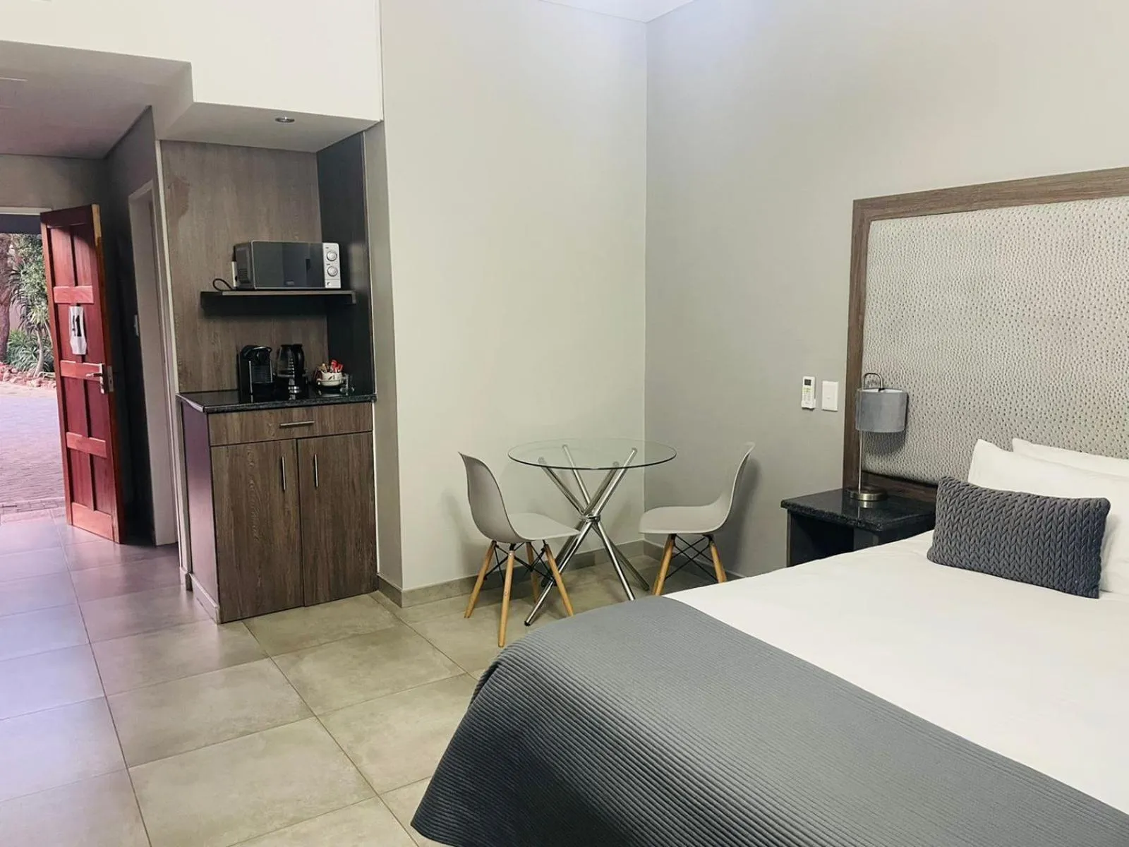 Bed in Manor Hills Guest Lodge