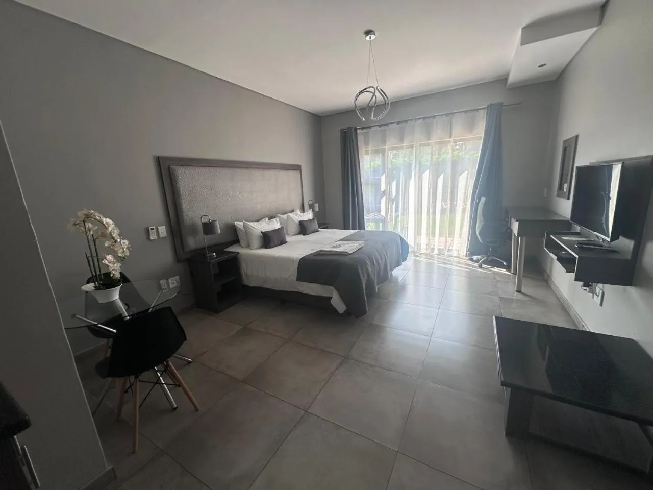 Bed in Manor Hills Guest Lodge