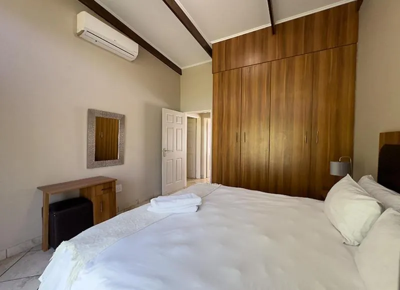 Property building, Bed in Manor Hills Guest Lodge