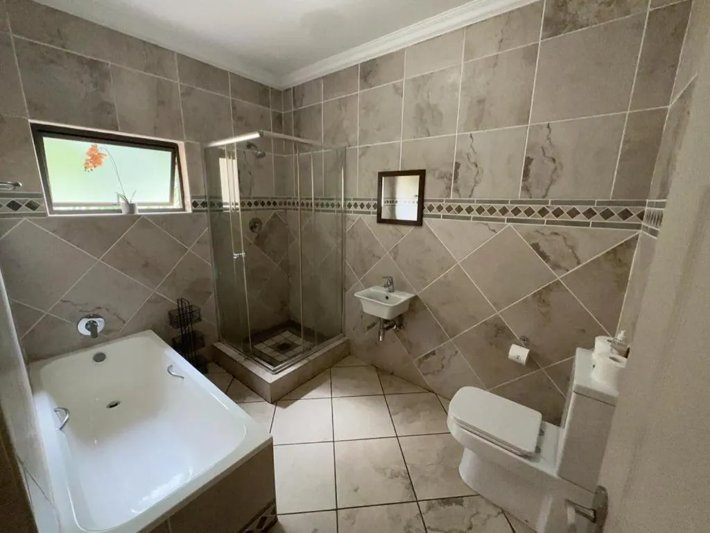 Shower in Manor Hills Guest Lodge