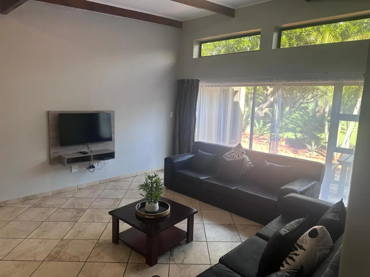 TV and multimedia in Manor Hills Guest Lodge