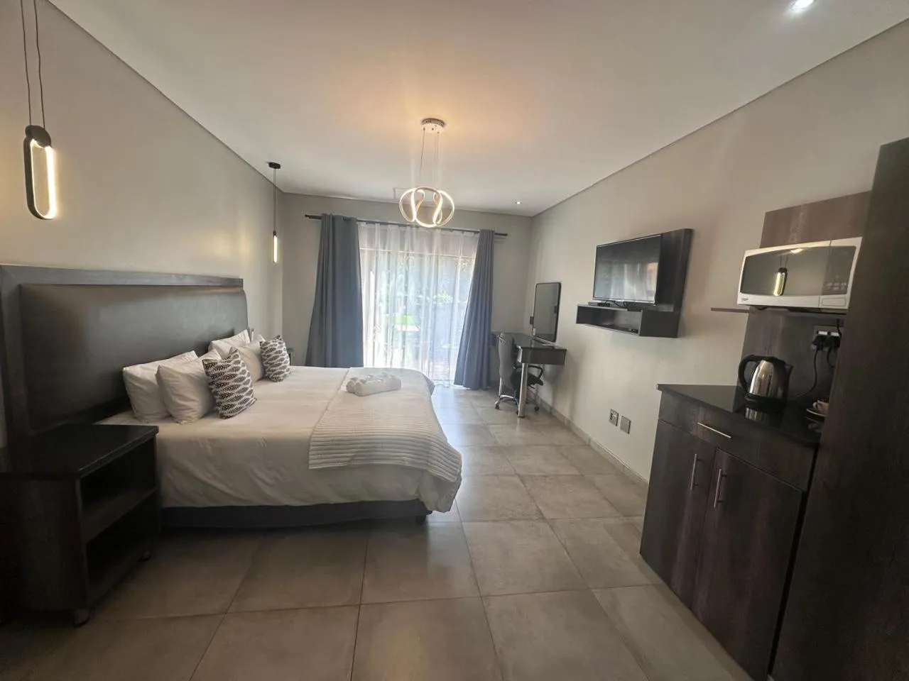 Bed in Manor Hills Guest Lodge